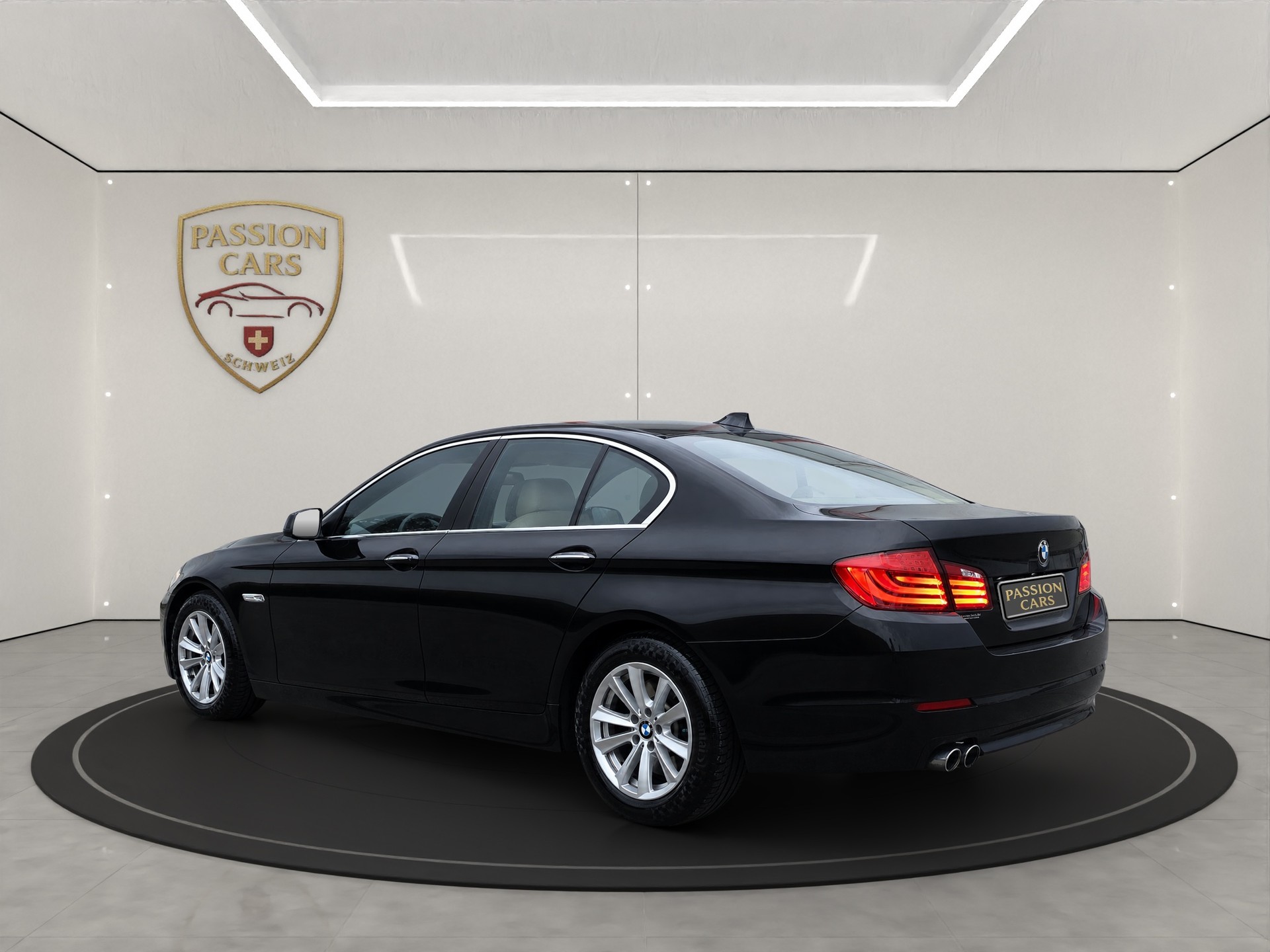 BMW 530d xDrive Steptronic Aus erster Hand-showroom-element-2