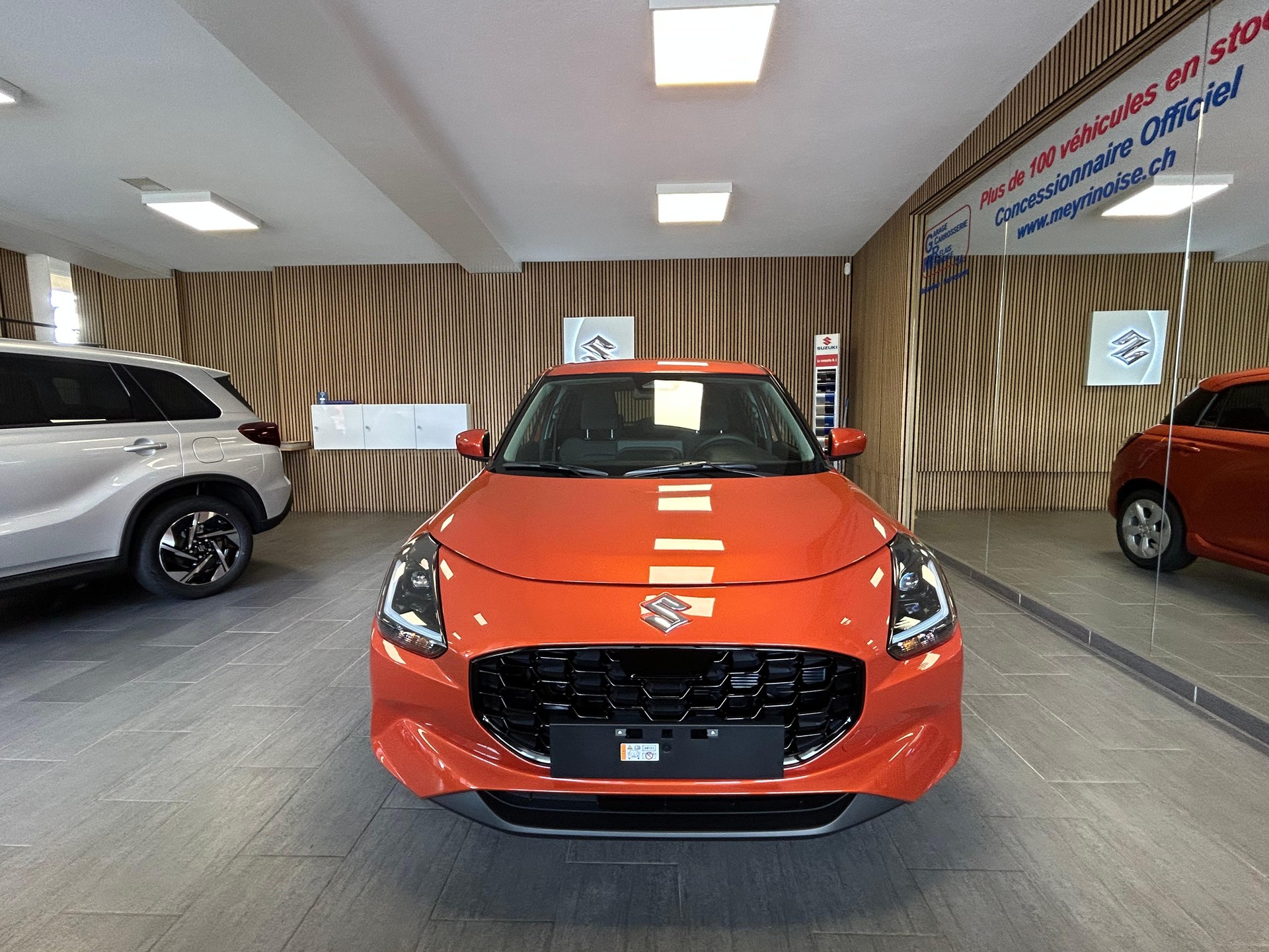 SUZUKI Swift 1.2 Sakura Hybrid-showroom-element-2