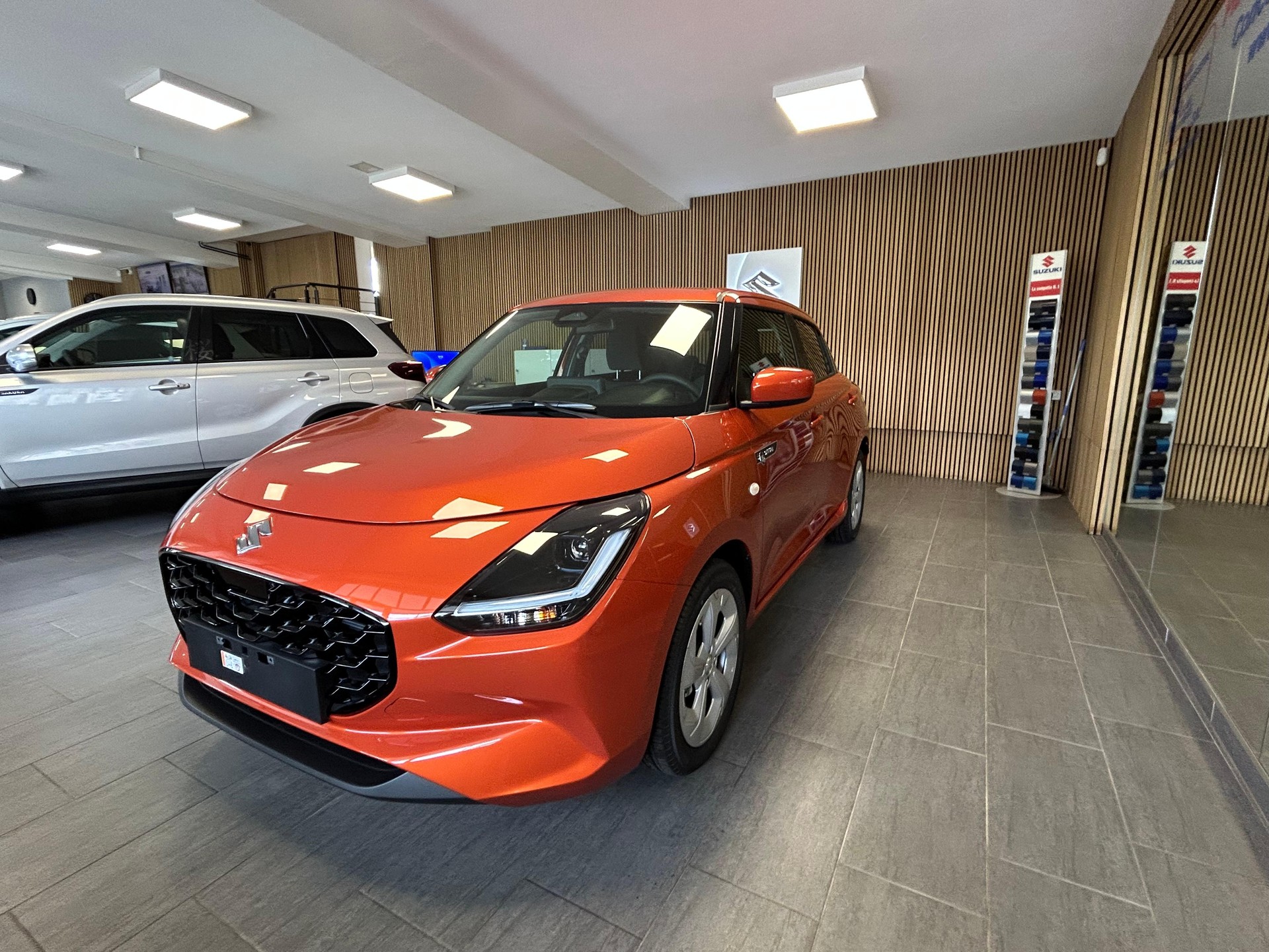 SUZUKI Swift 1.2 Sakura Hybrid-showroom-element-3