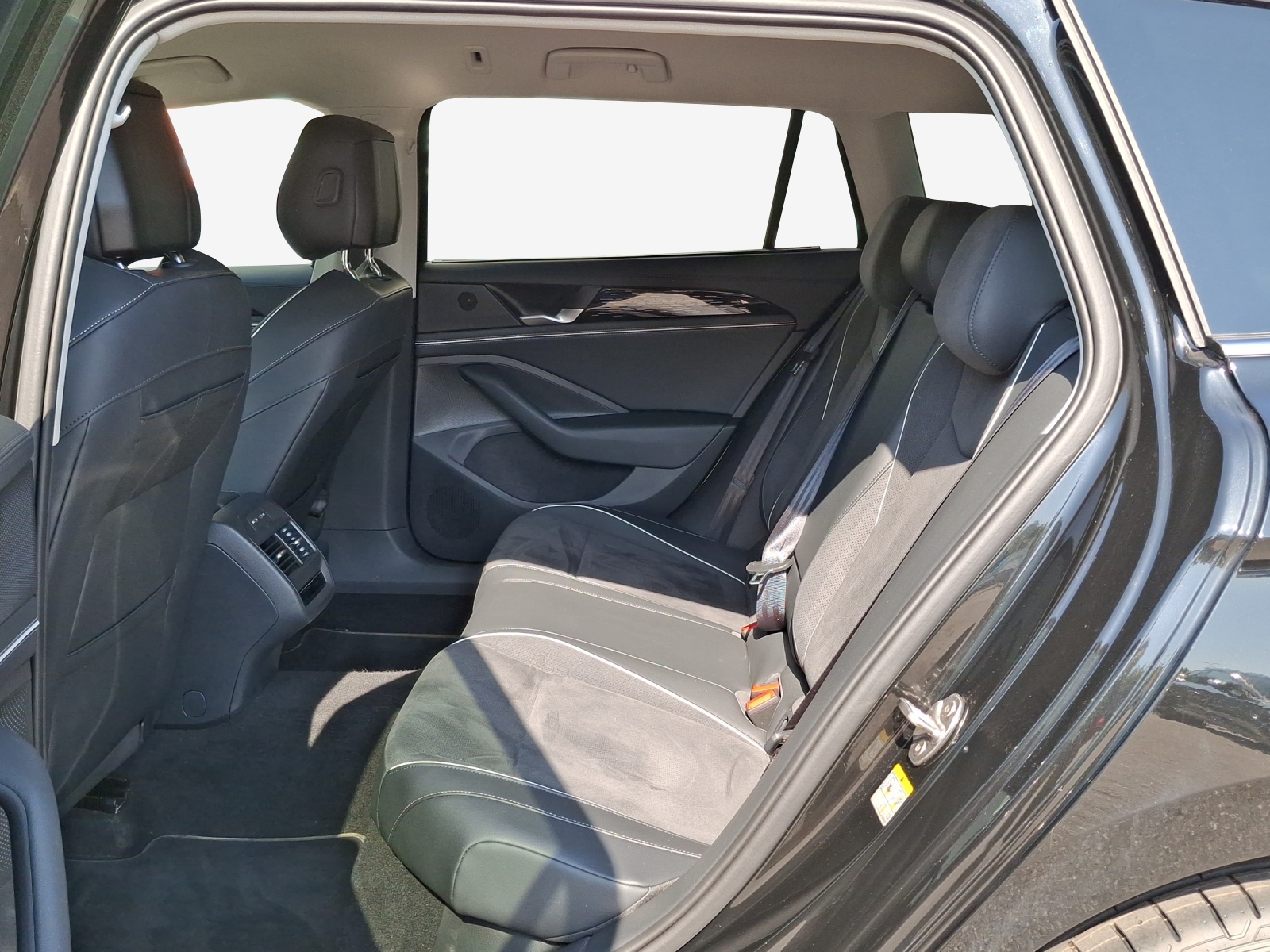 VW Passat Variant 2.0 TDI evo Business 4 Motion DSG-image-11