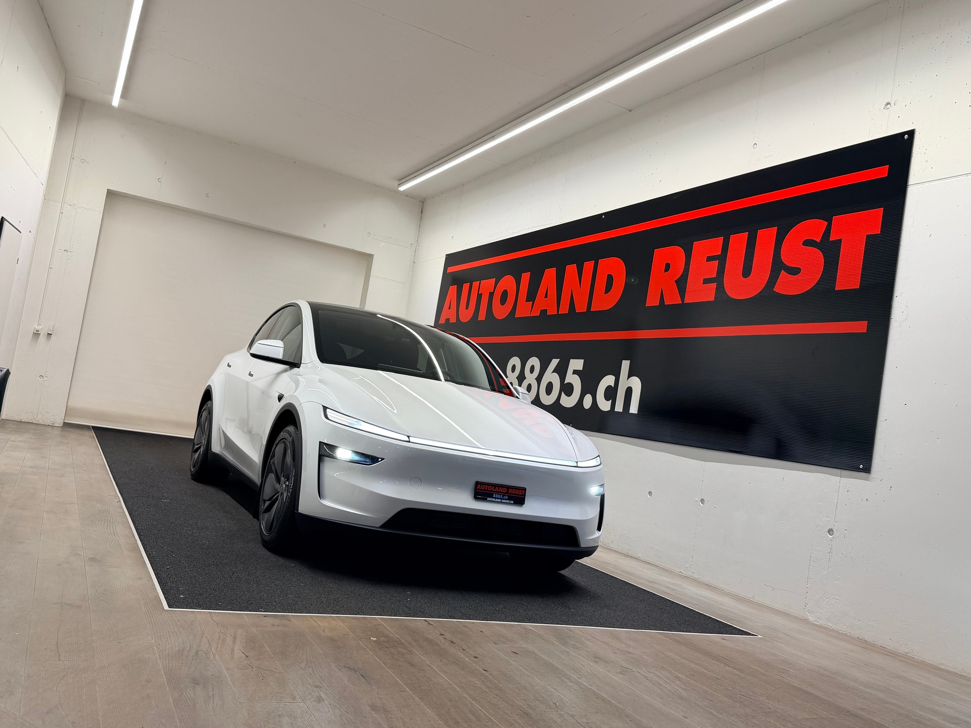 TESLA Model Y Long Range Premium AWD