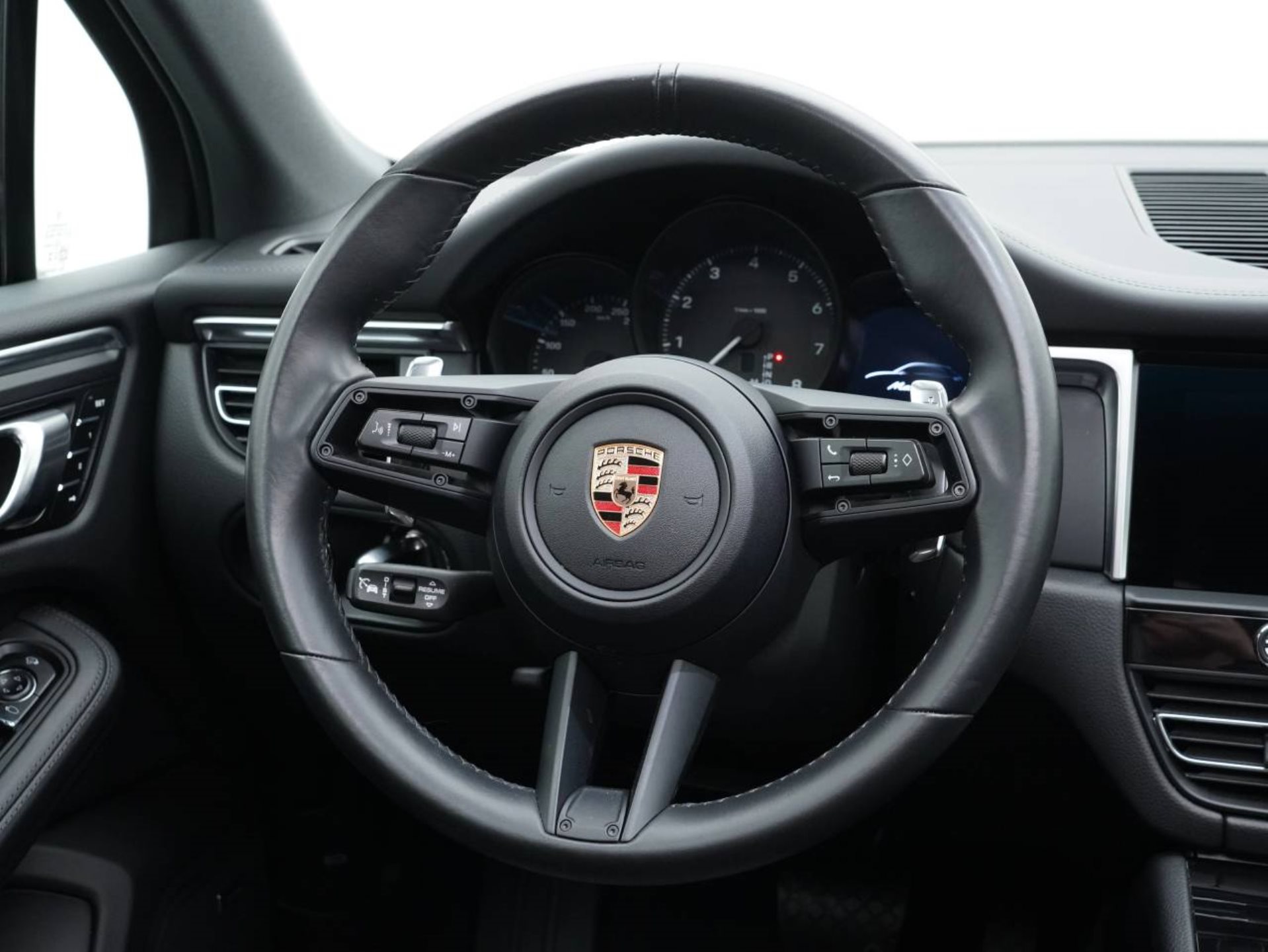PORSCHE Macan-image-15