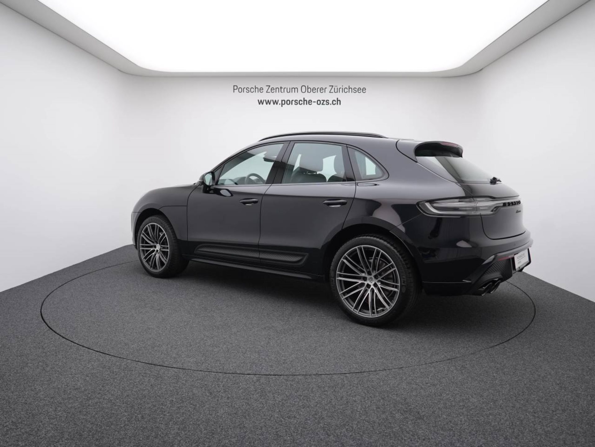 PORSCHE Macan-showroom-element-2