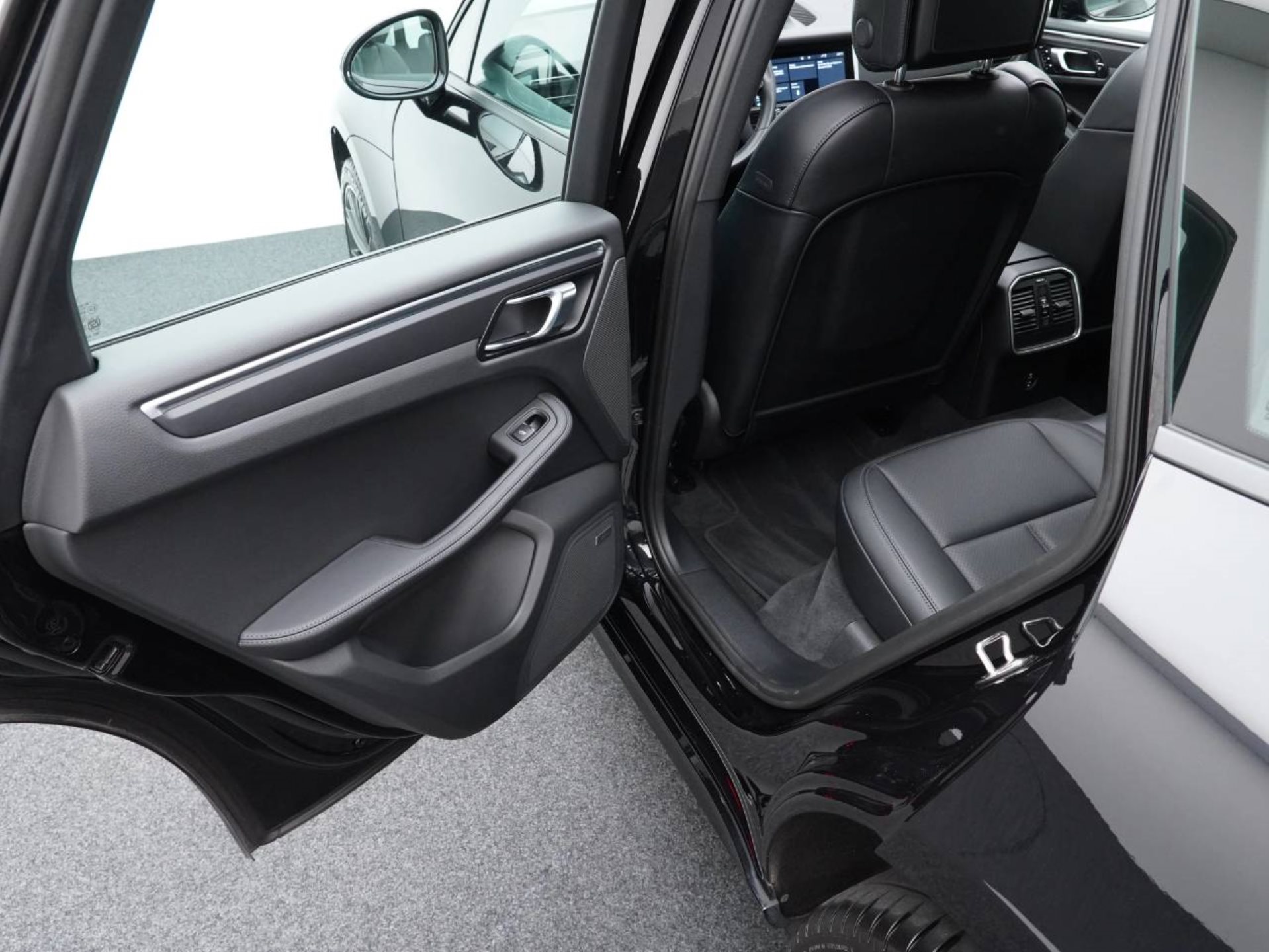PORSCHE Macan-image-26