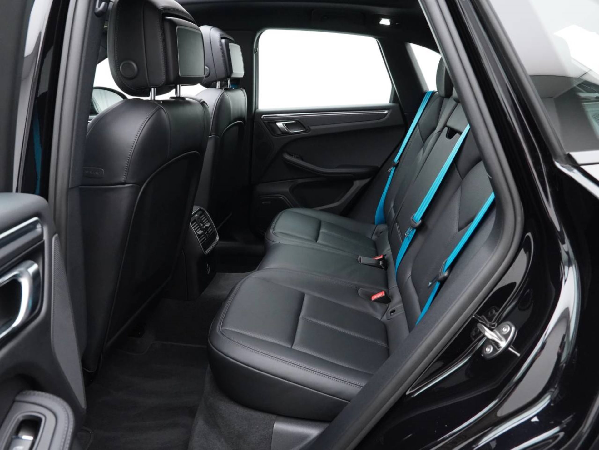 PORSCHE Macan-image-27