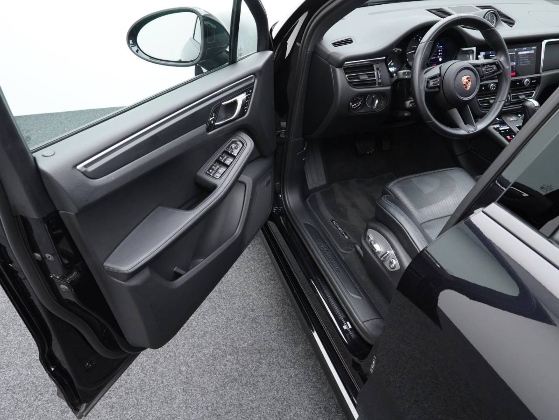 PORSCHE Macan-showroom-element-3