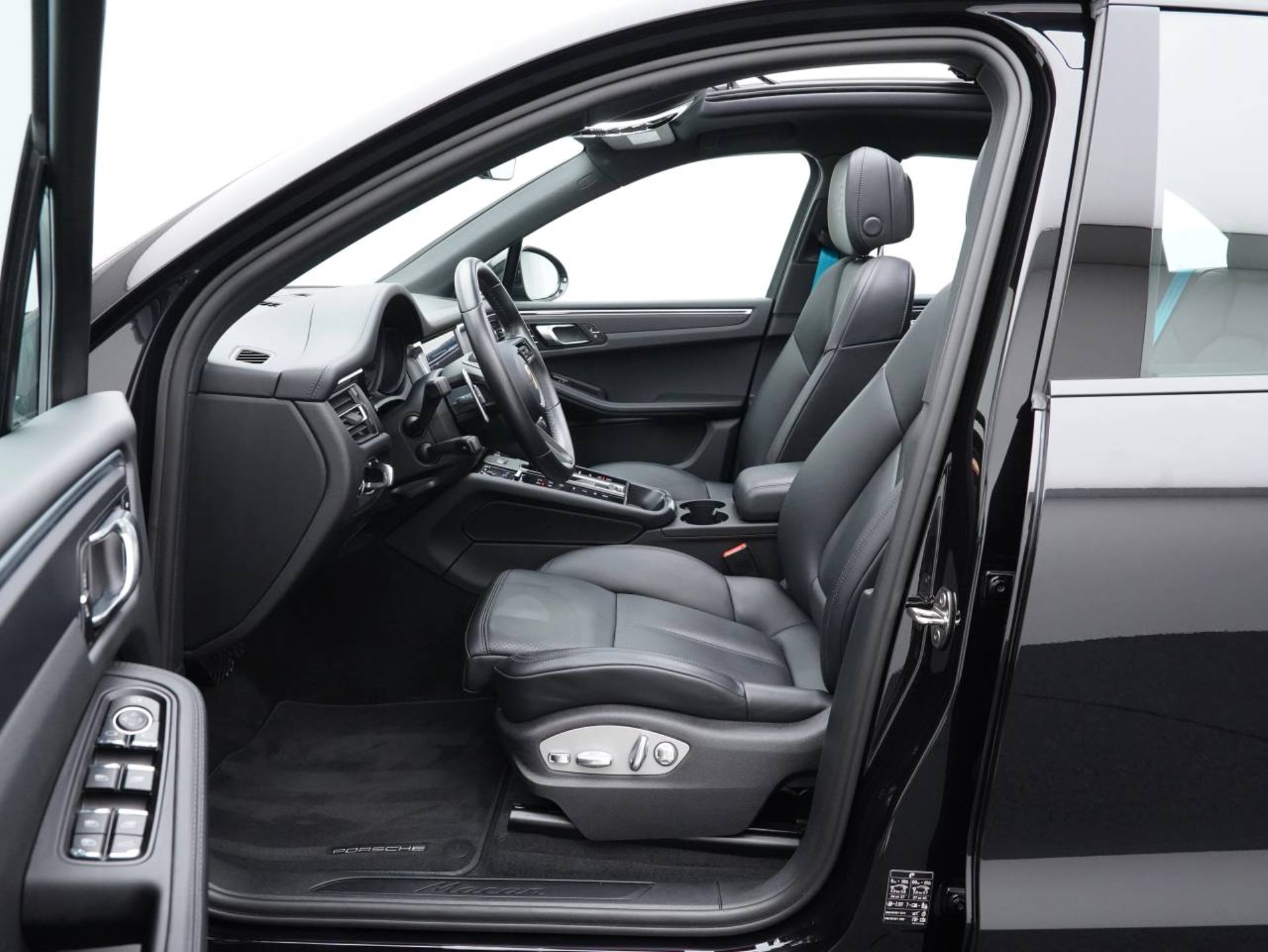 PORSCHE Macan-image-4