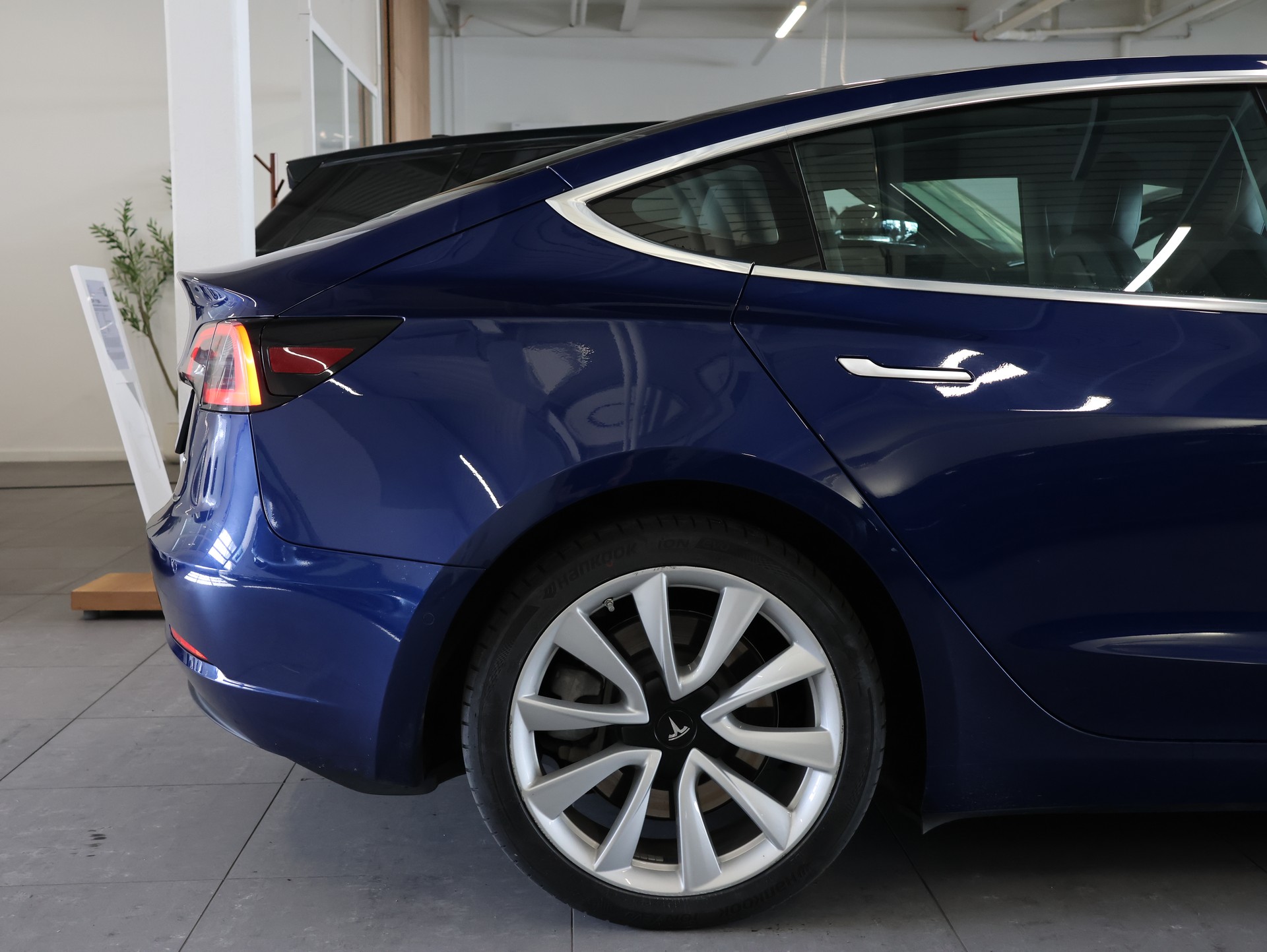TESLA Model 3 Long Range Dual Motor AWD-image-8