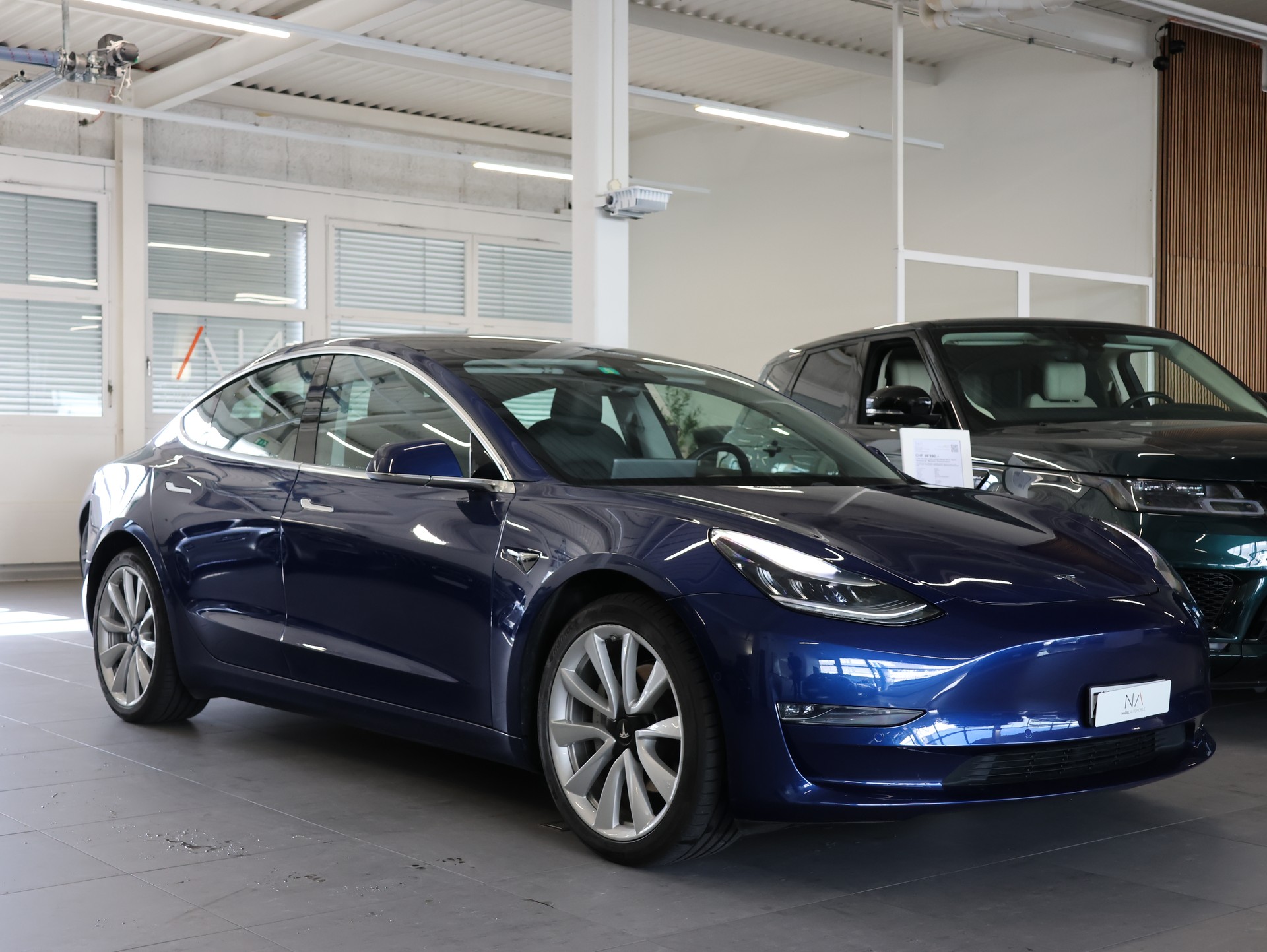 TESLA Model 3 Long Range Dual Motor AWD-showroom-element-1