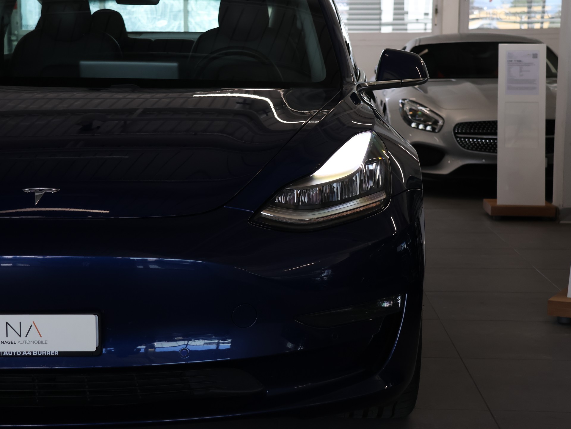 TESLA Model 3 Long Range Dual Motor AWD-showroom-element-3