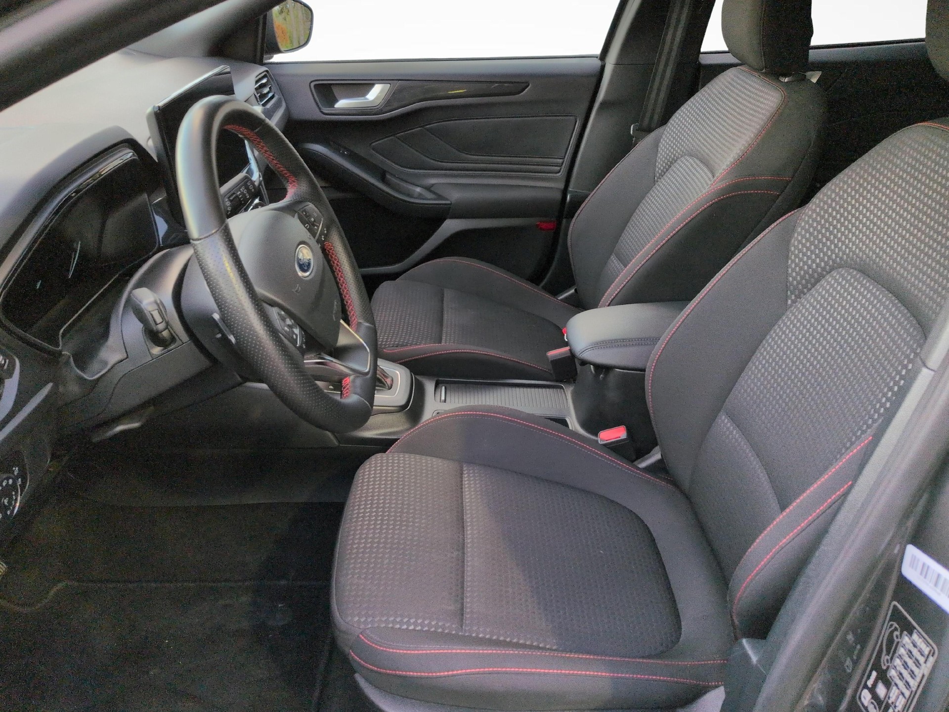 FORD Focus Station Wagon 1.0i EcoB Hybrid 155 ST-Line-image-5