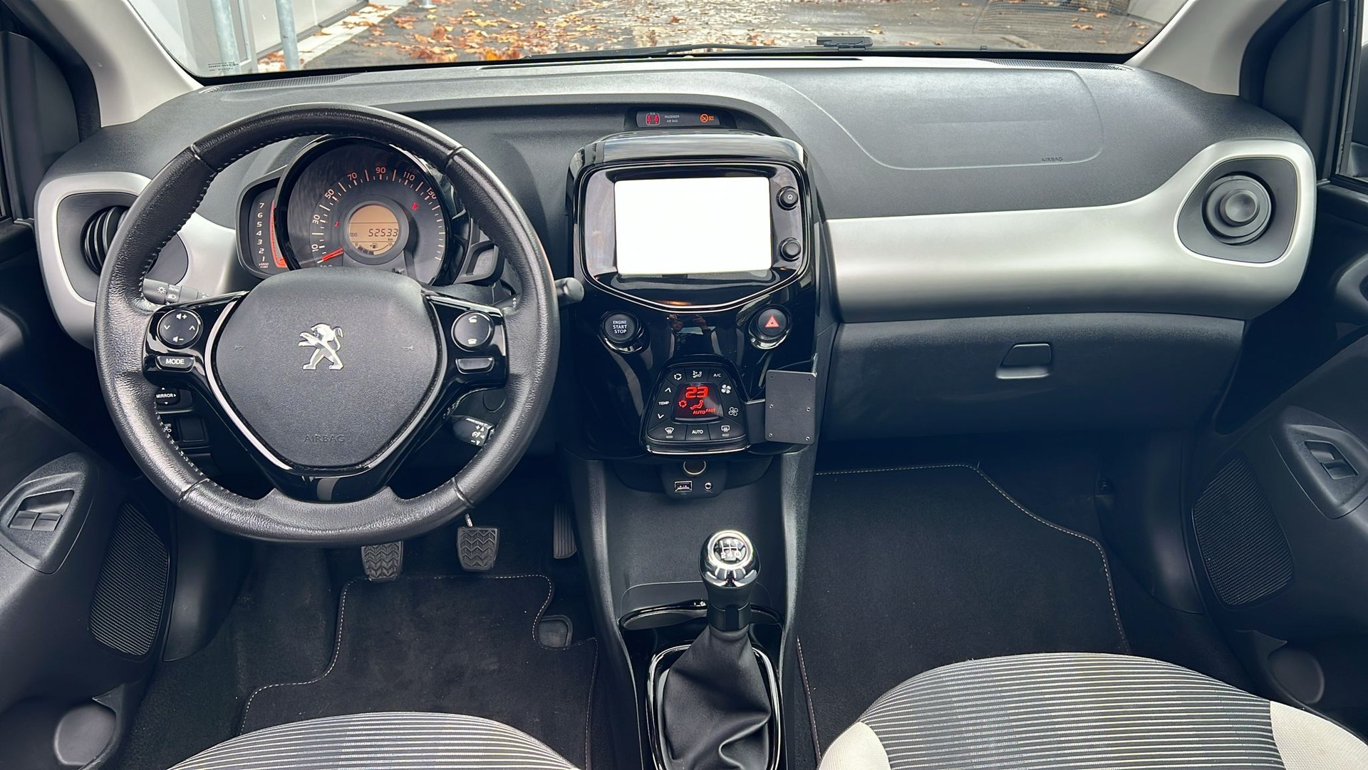 PEUGEOT 108 1.2 VTi Allure Top-image-10