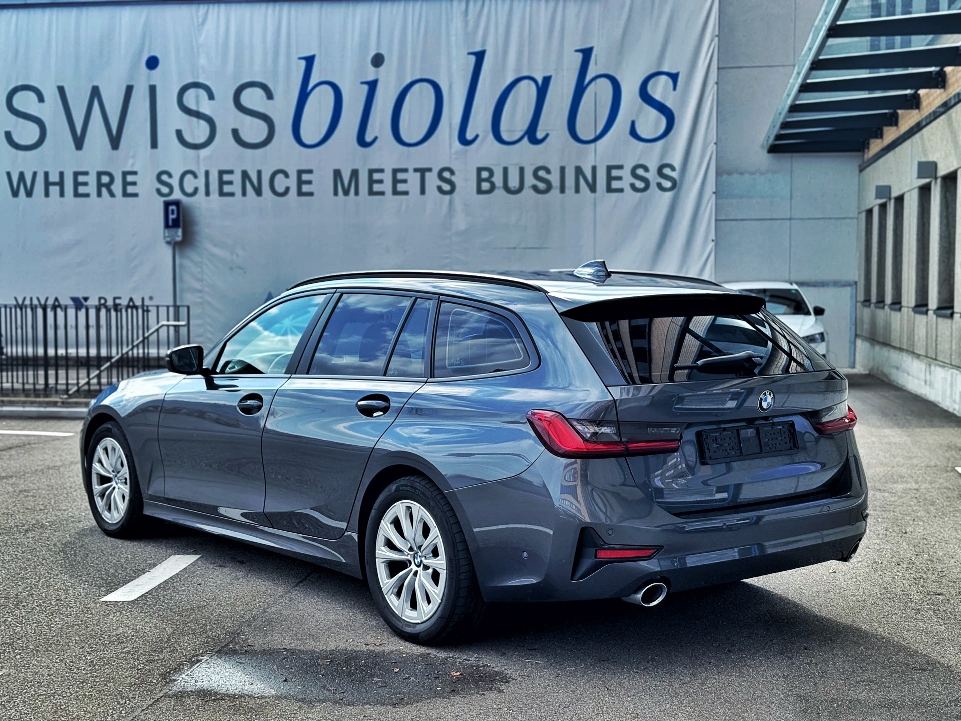 BMW 320d xDrive Touring Steptronic-showroom-element-2