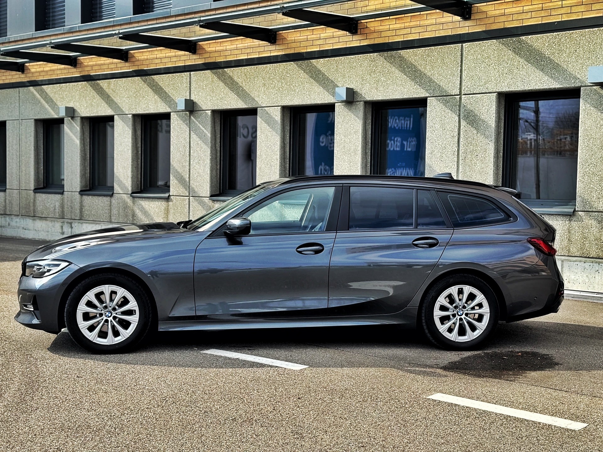 BMW 320d xDrive Touring Steptronic-showroom-element-1