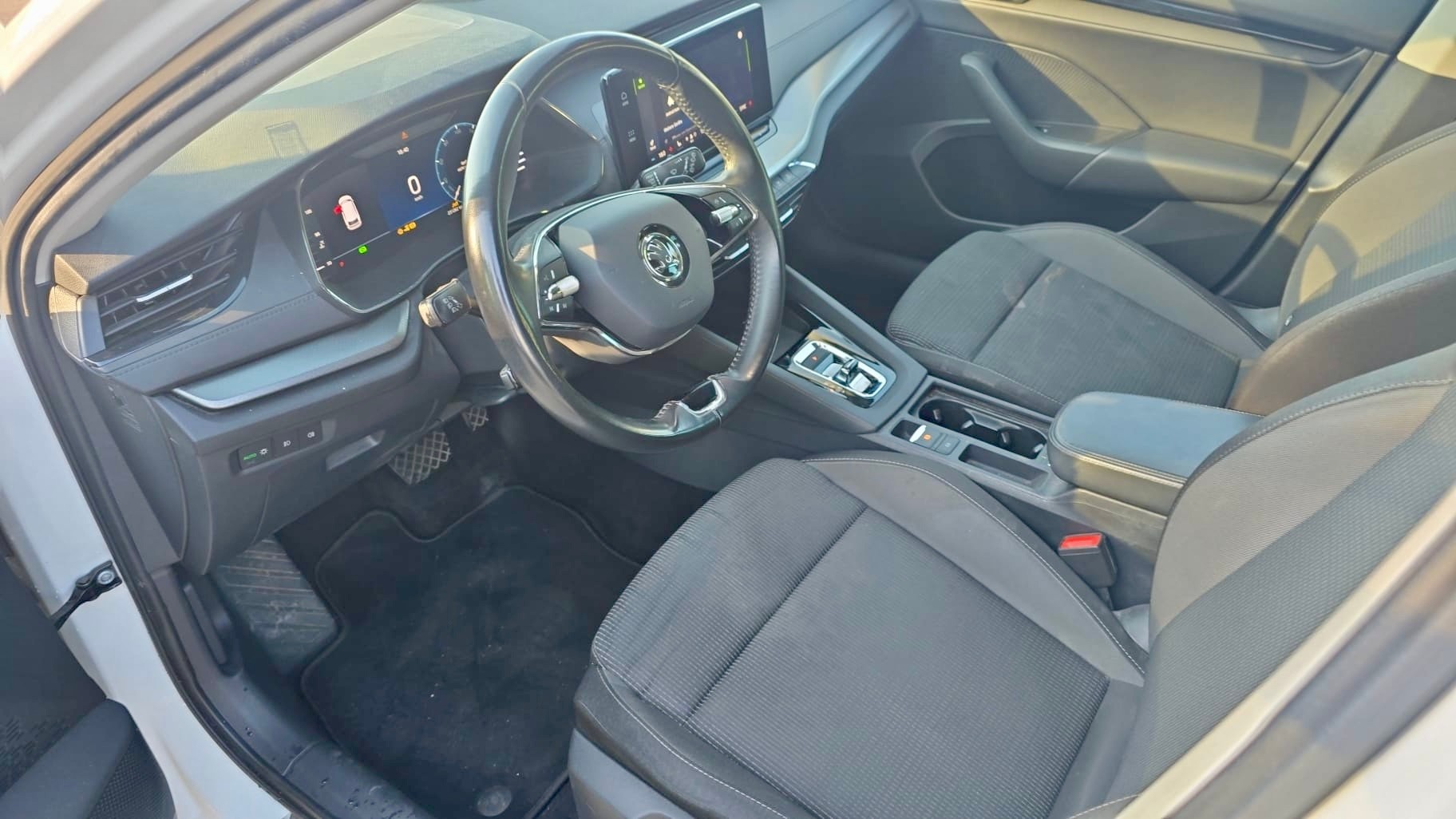 SKODA Octavia Combi 2.0 TDI DSG Ambition-image-9