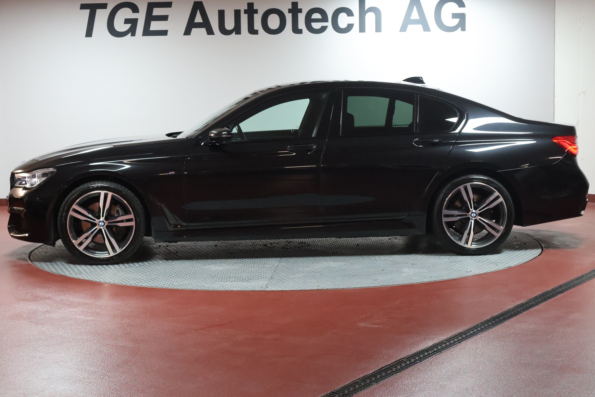 BMW 740d xDrive Steptronic M Sportpaket-showroom-element-3