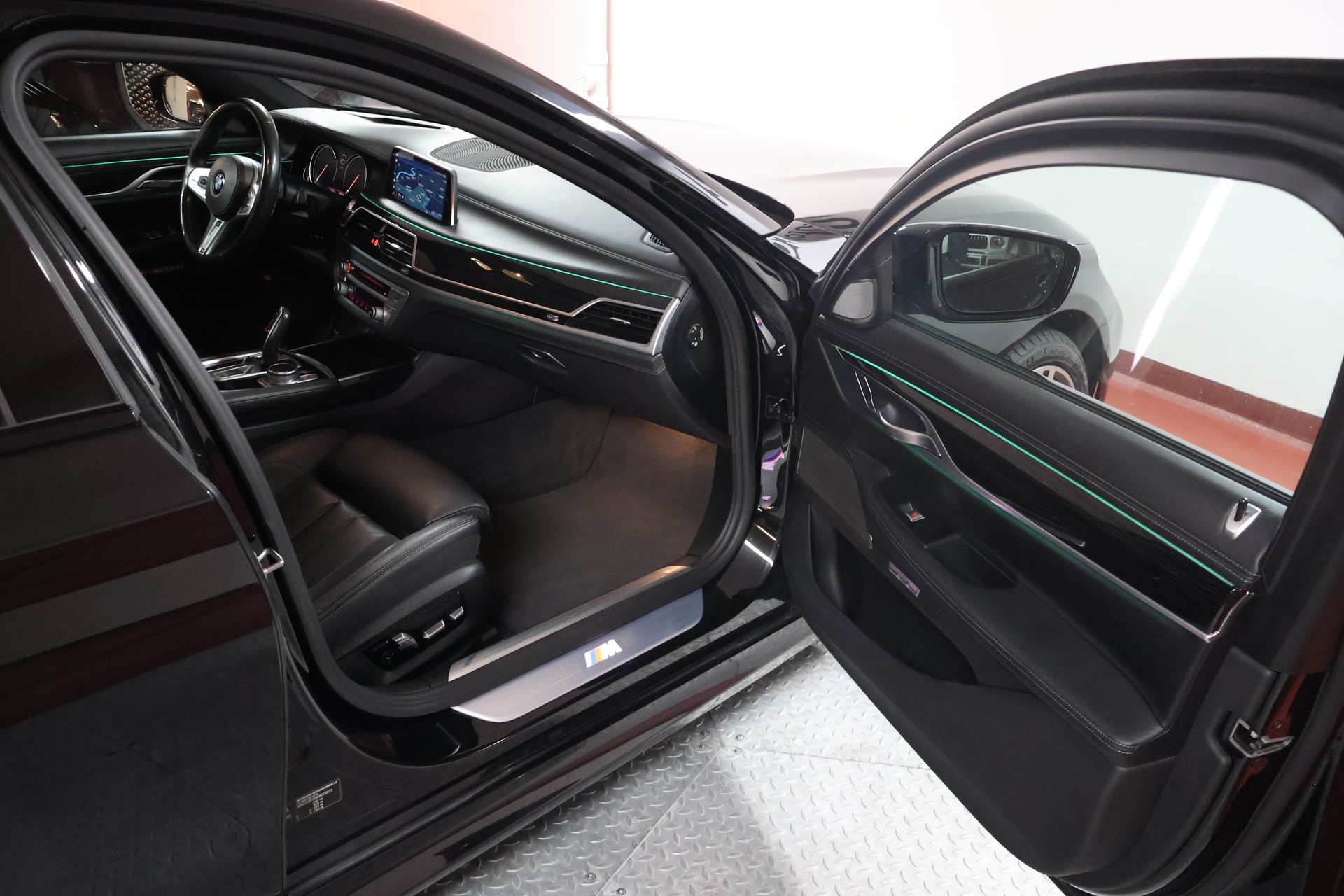 BMW 740d xDrive Steptronic M Sportpaket-image-15
