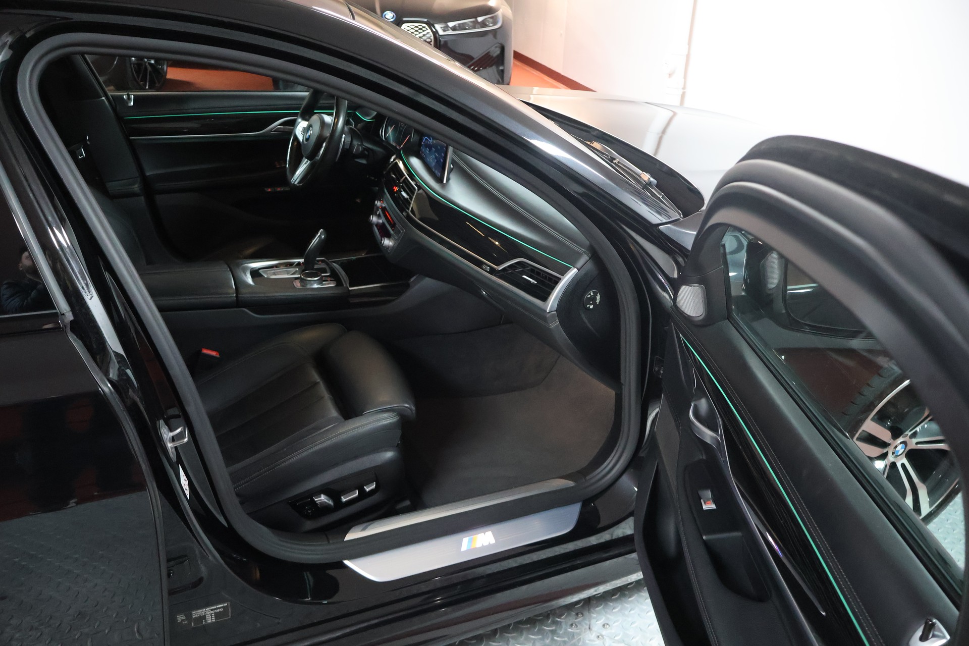 BMW 740d xDrive Steptronic M Sportpaket-image-14