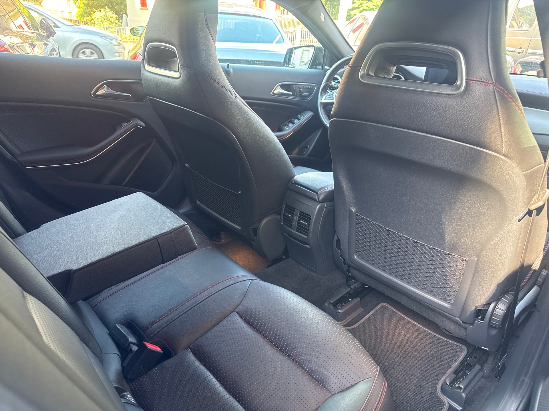 MERCEDES-BENZ GLA 250 AMG Line 4Matic 7G-DCT-image-4