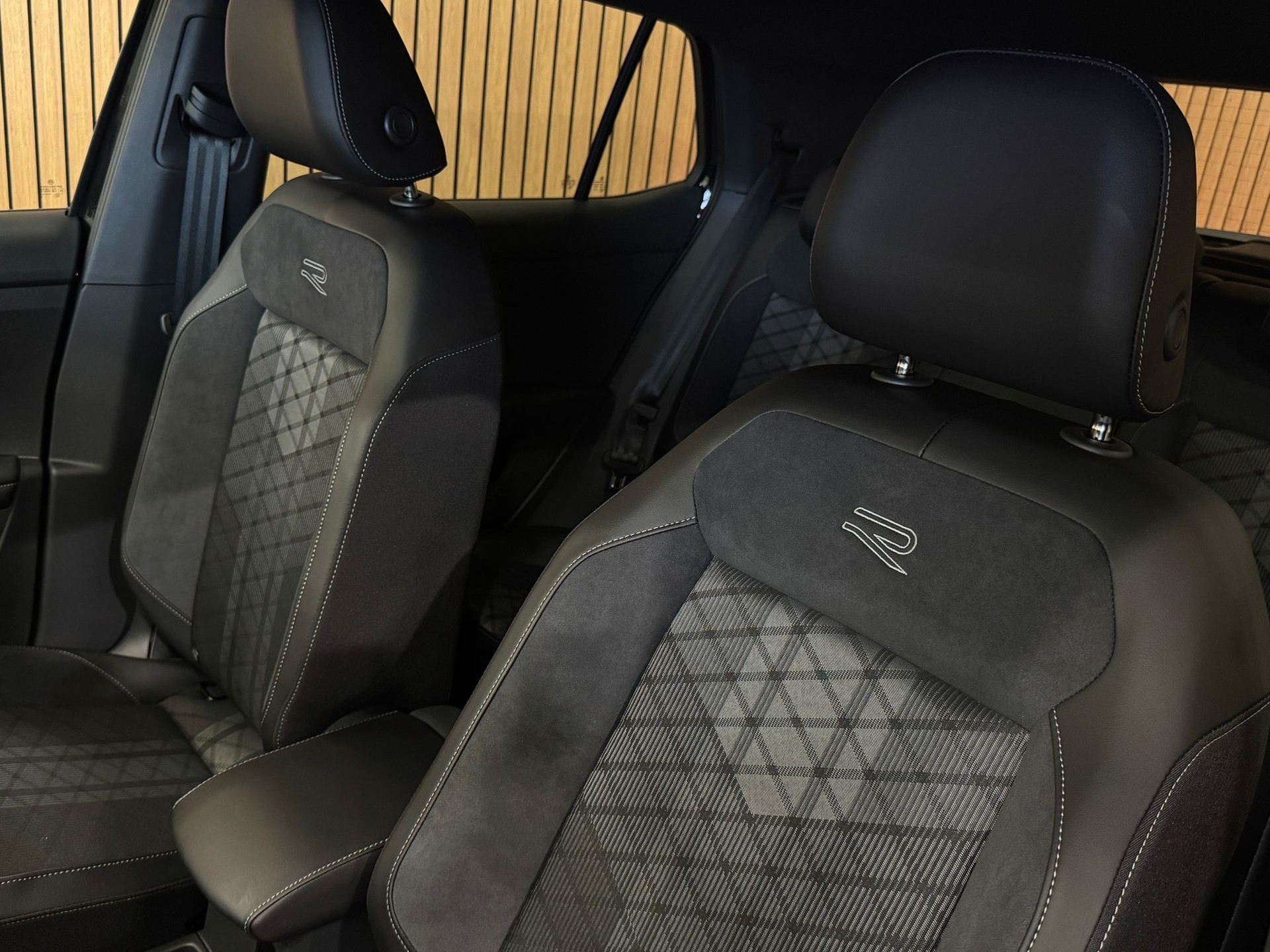VW T-Cross 1.0 TSI EVO R-Line DSG *Deep Black*-image-21