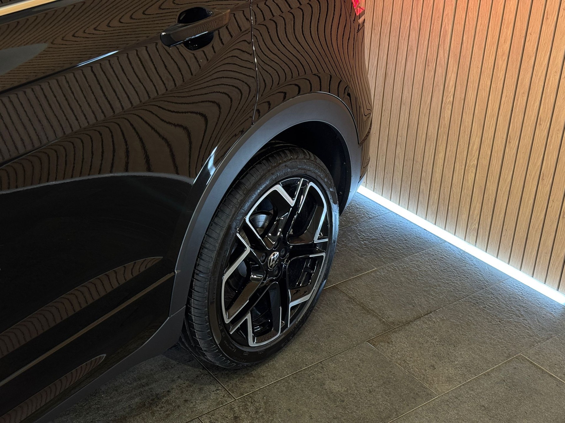 VW T-Cross 1.0 TSI EVO R-Line DSG *Deep Black*-image-6