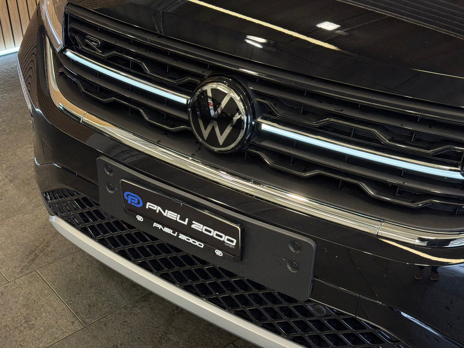 VW T-Cross 1.0 TSI EVO R-Line DSG *Deep Black*-showroom-element-2