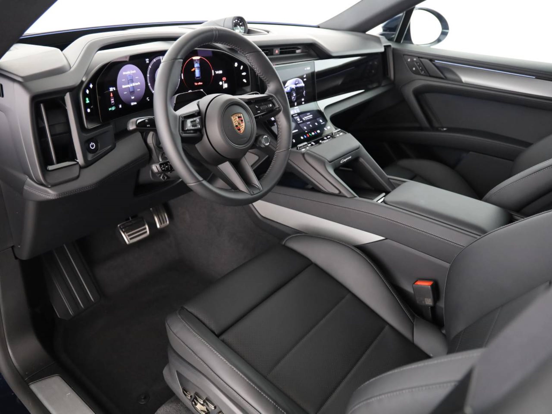 PORSCHE Cayenne Electric-showroom-element-3