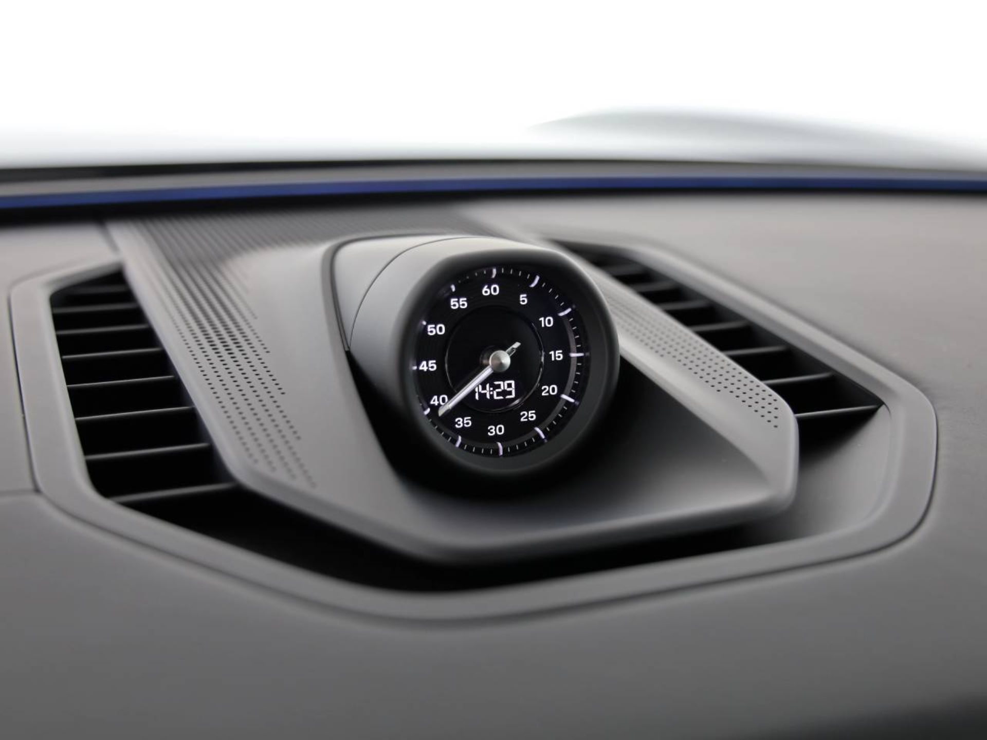 PORSCHE Cayenne Electric-image-12