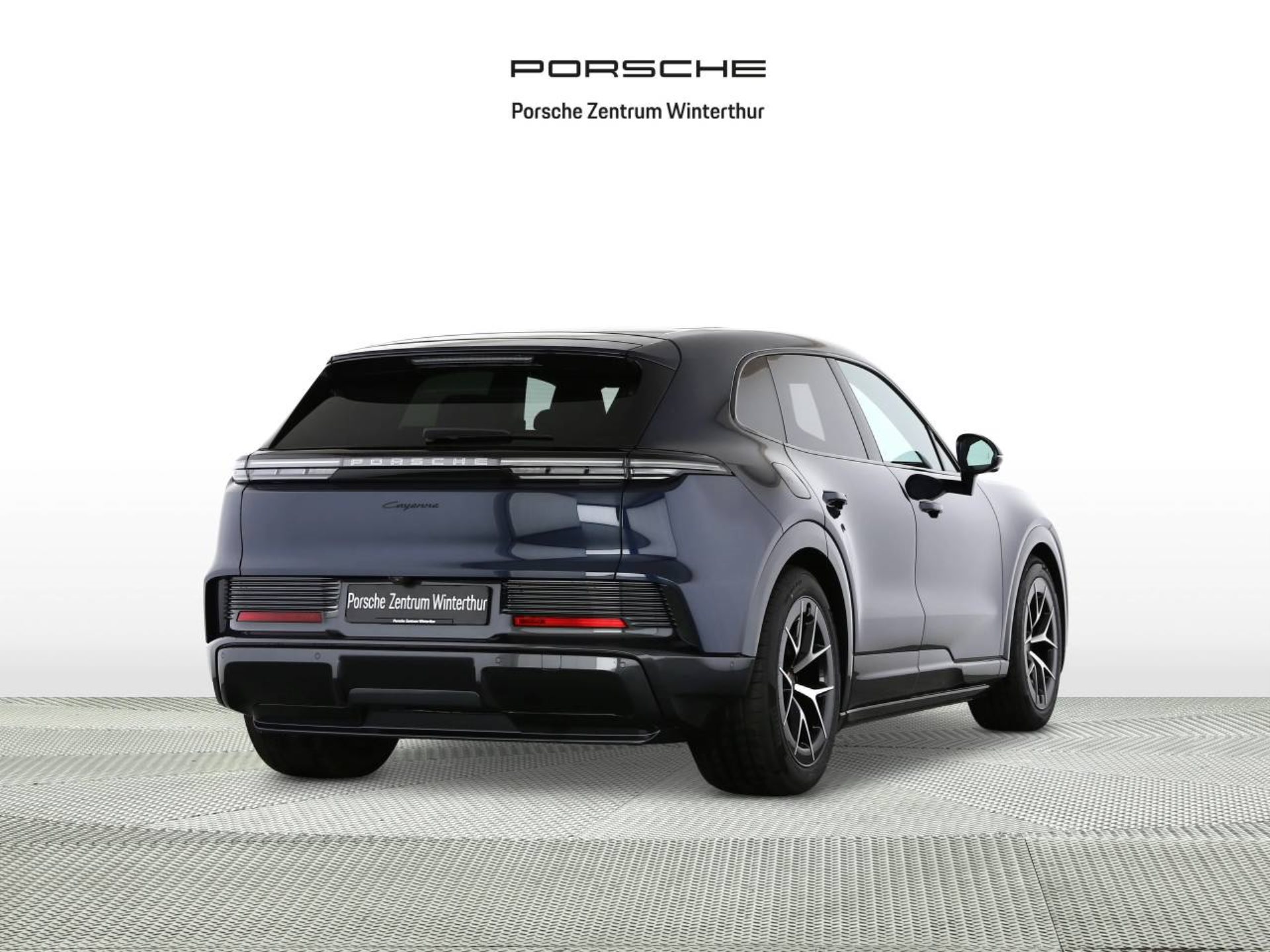 PORSCHE Cayenne Electric-showroom-element-2