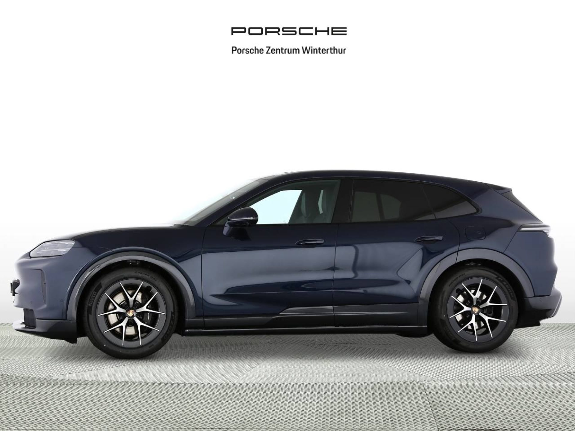 PORSCHE Cayenne Electric-showroom-element-1