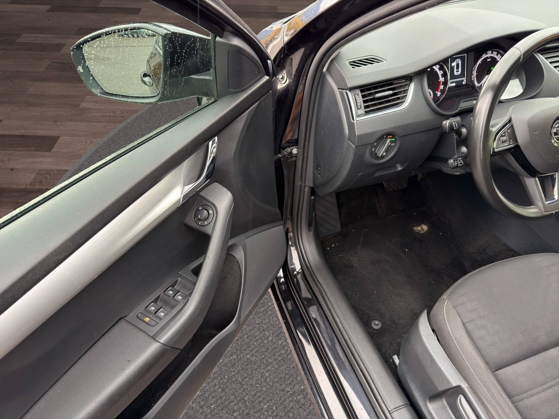 SKODA Octavia Combi 2.0 TDI Ambition 4x4 DSG-image-19