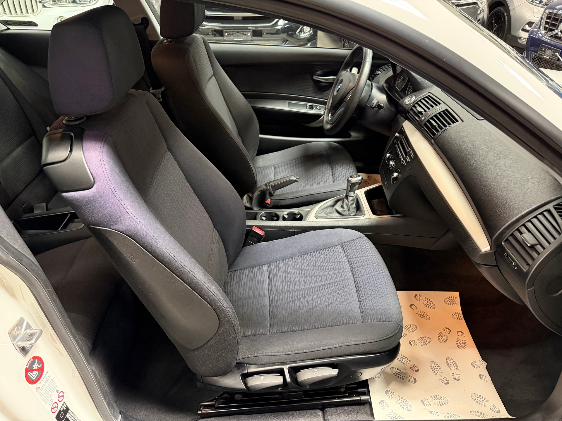BMW 120i Coupé-image-18