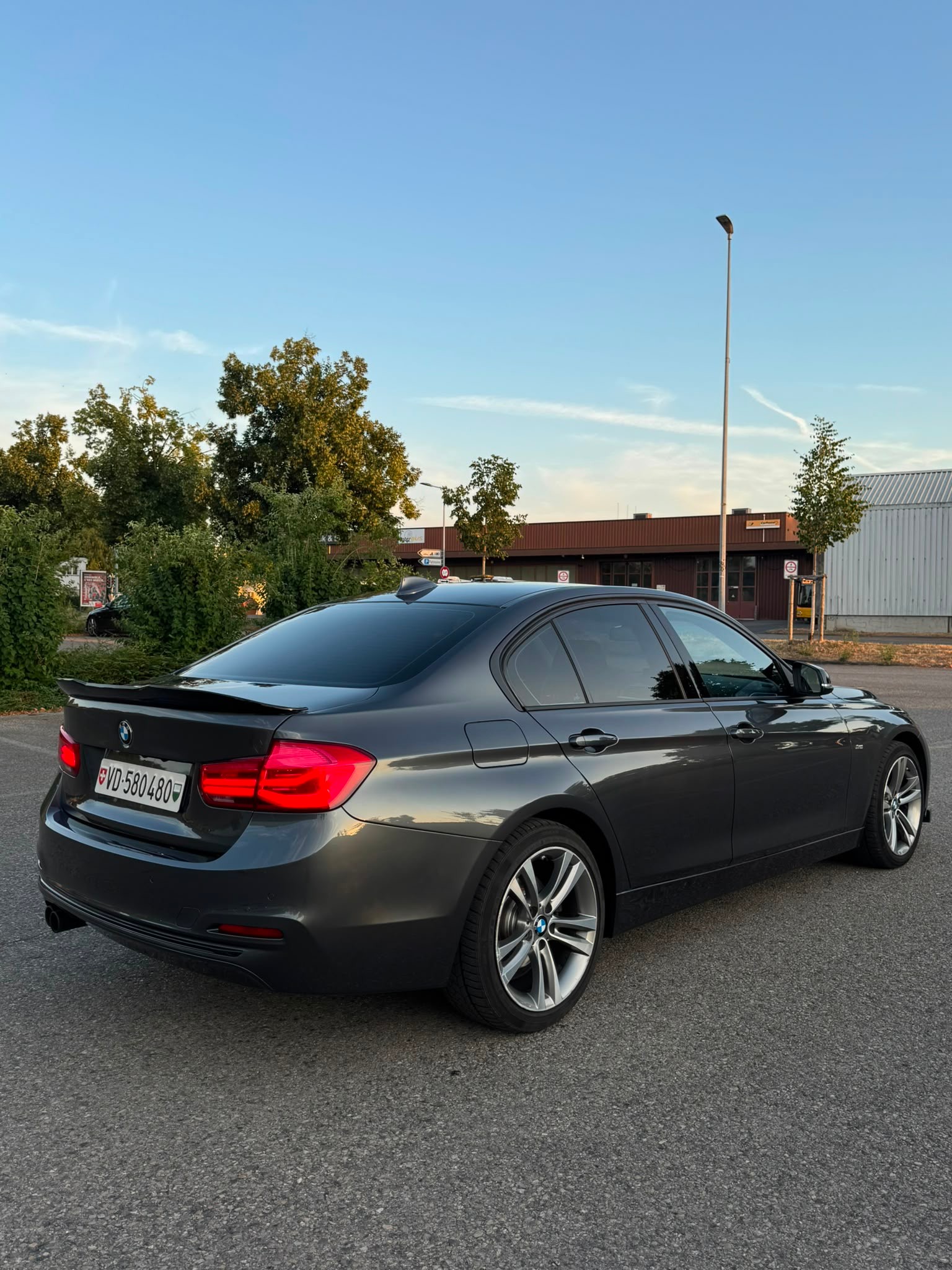 BMW 320i xDrive Sport Line Steptronic-showroom-element-2