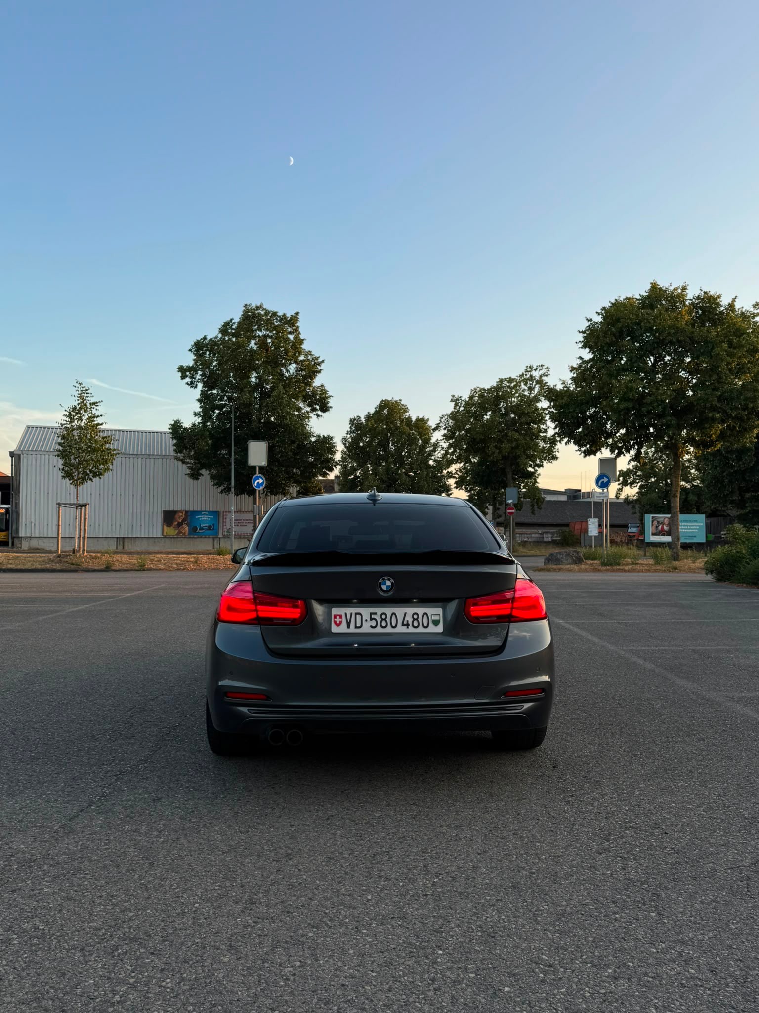 BMW 320i xDrive Sport Line Steptronic-showroom-element-3
