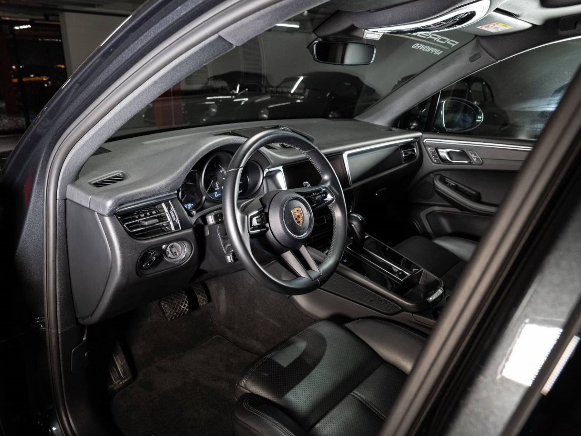 PORSCHE Macan-showroom-element-3