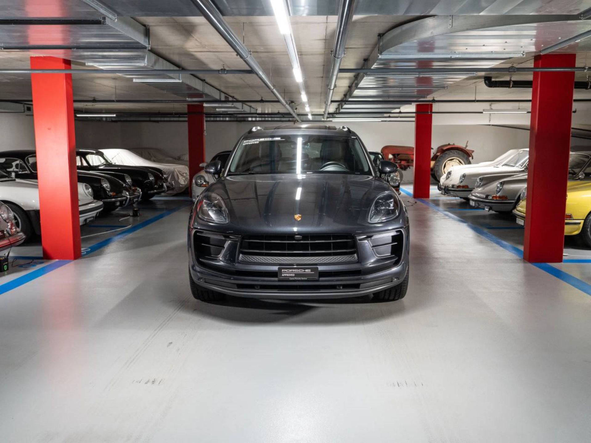 PORSCHE Macan-showroom-element-1