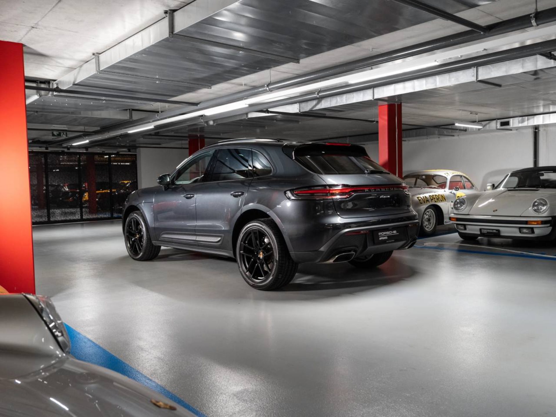 PORSCHE Macan-showroom-element-2