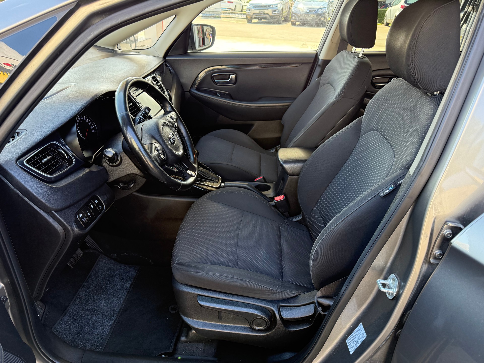 KIA Carens 1.7 CRDi Trend DCT-image-9