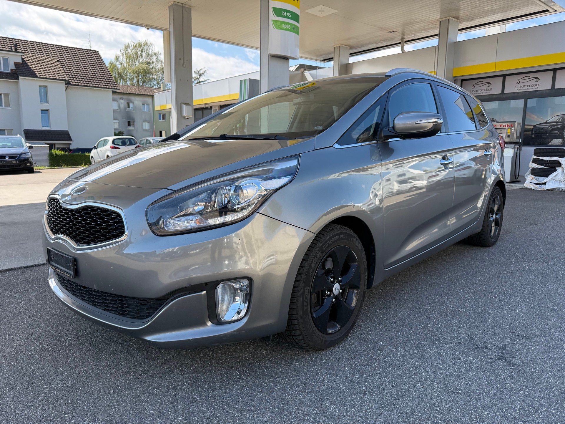 KIA Carens 1.7 CRDi Trend DCT-image-1