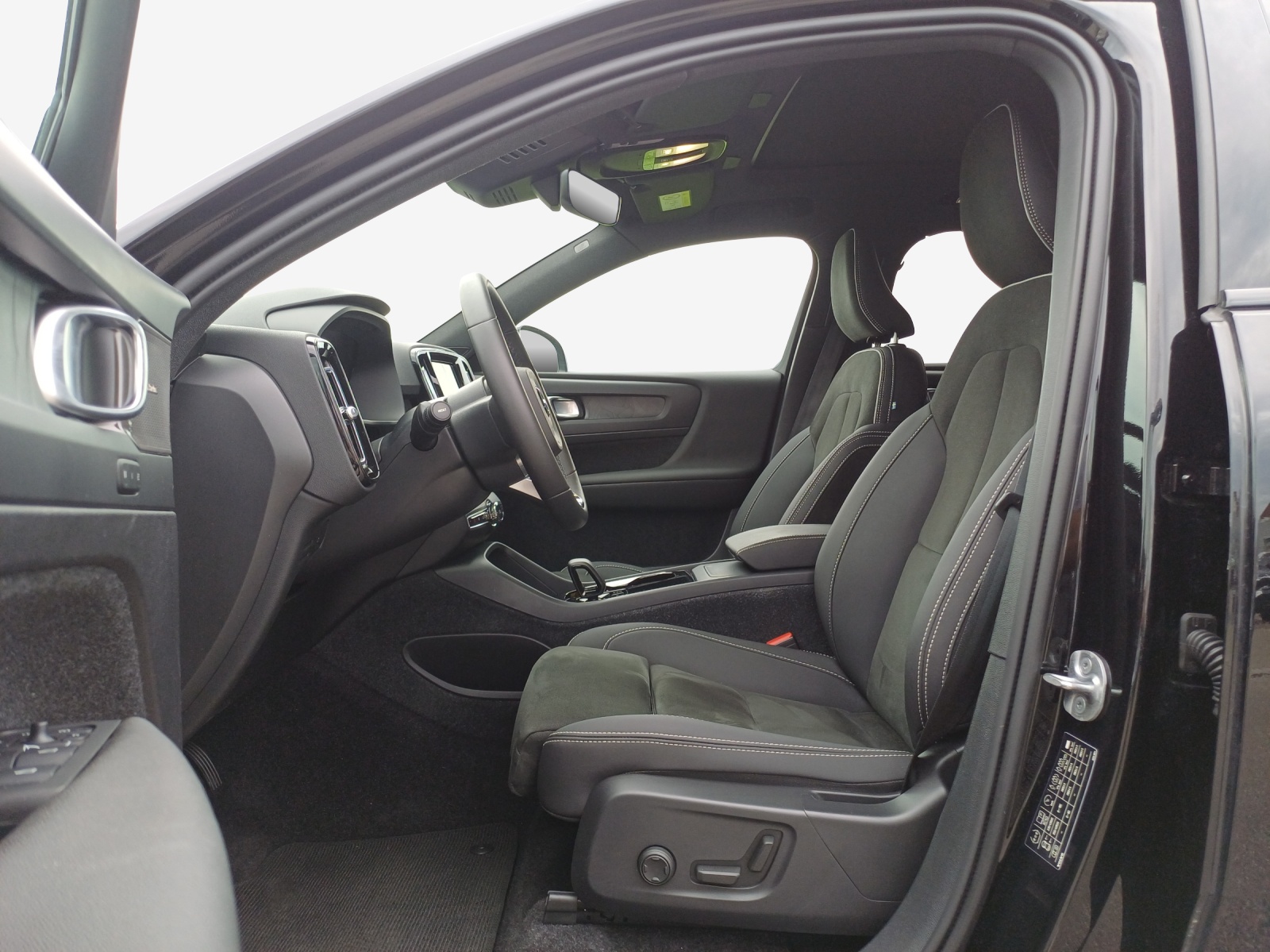 VOLVO XC40 Recharge P8 Twin AWD Pure Electric Ultimate-image-7
