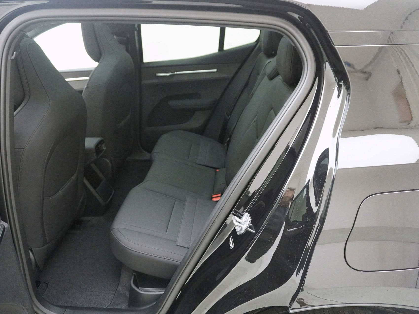 VOLVO EX 30 Twin Ultra Performance Black Edition AWD-image-9