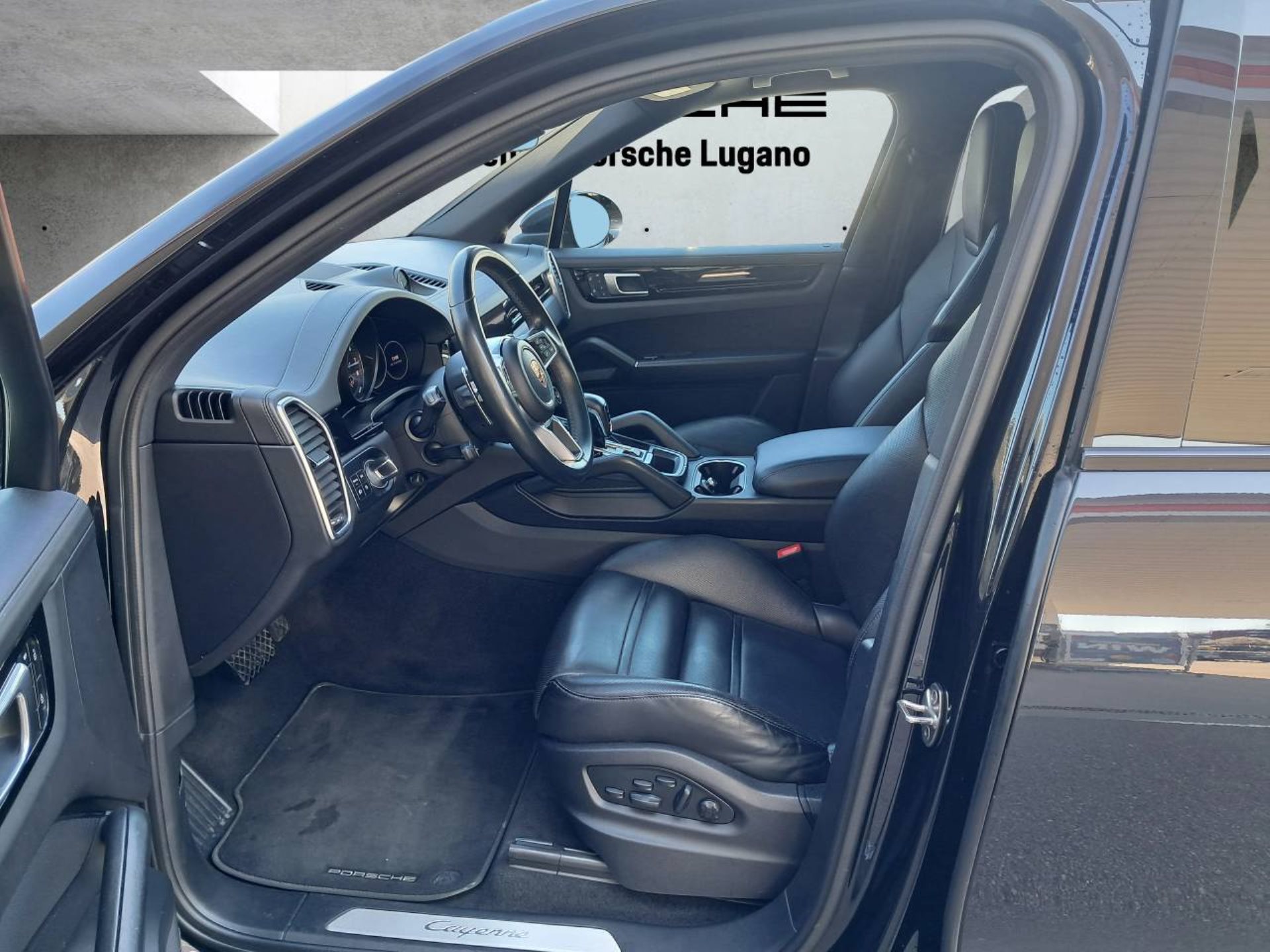 PORSCHE Cayenne E-Hybrid (MY22)-showroom-element-3