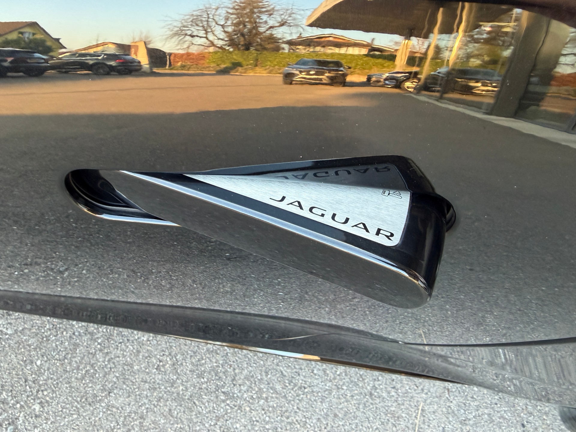 JAGUAR F-Type Convertible 2.0 I4 R-Dynamic Automatik-image-10