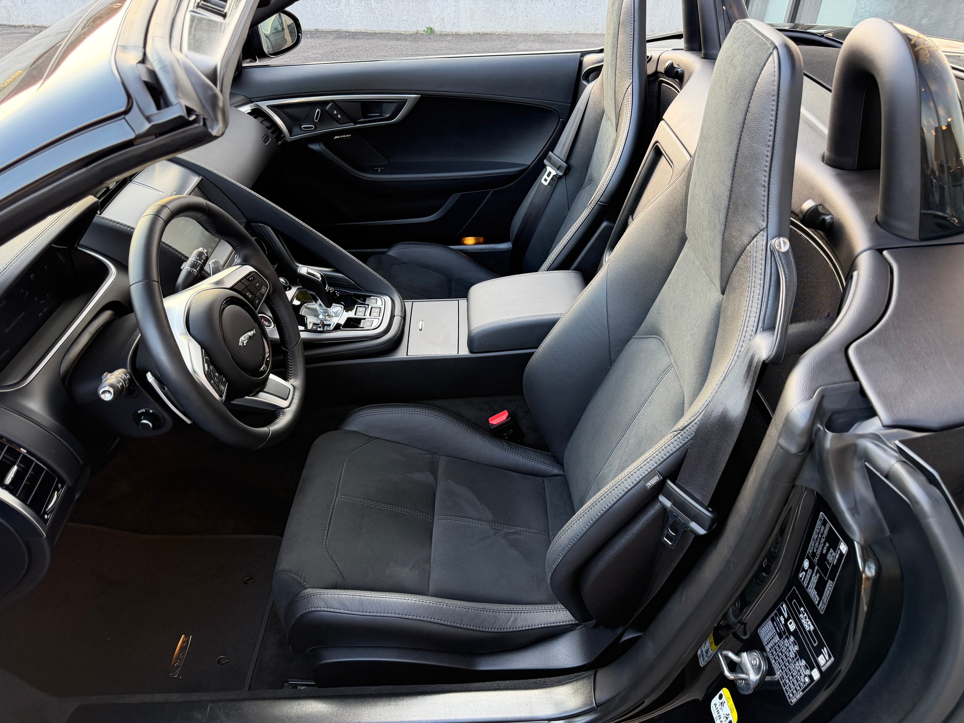 JAGUAR F-Type Convertible 2.0 I4 R-Dynamic Automatik-image-11