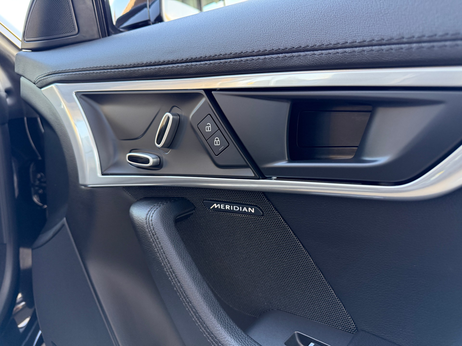 JAGUAR F-Type Convertible 2.0 I4 R-Dynamic Automatik-image-22