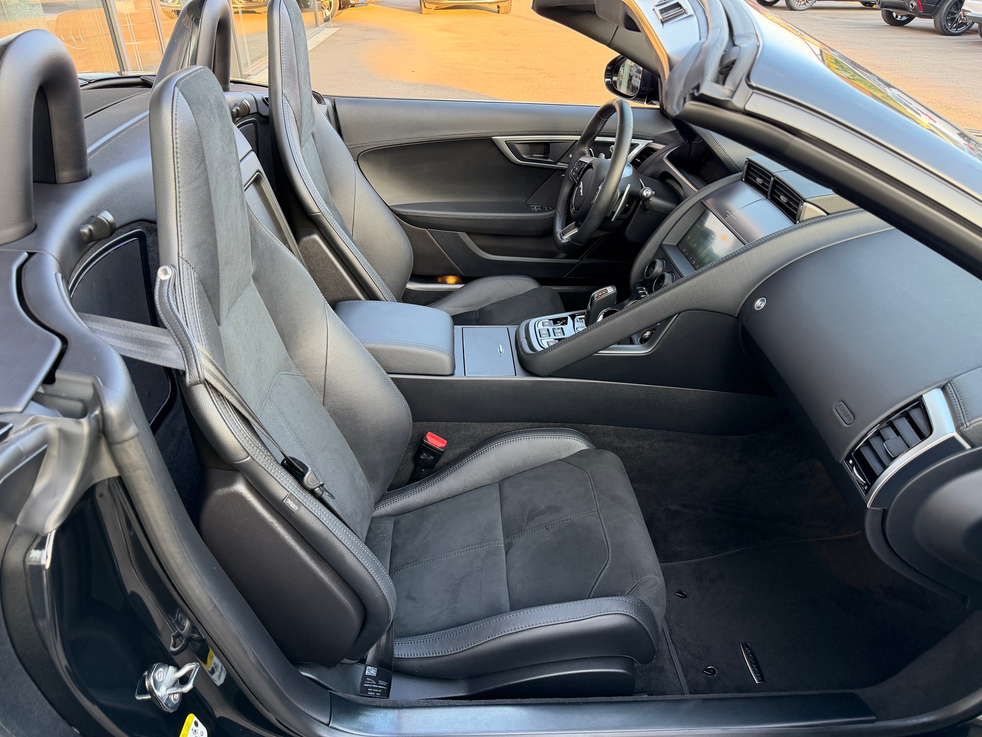 JAGUAR F-Type Convertible 2.0 I4 R-Dynamic Automatik-image-15