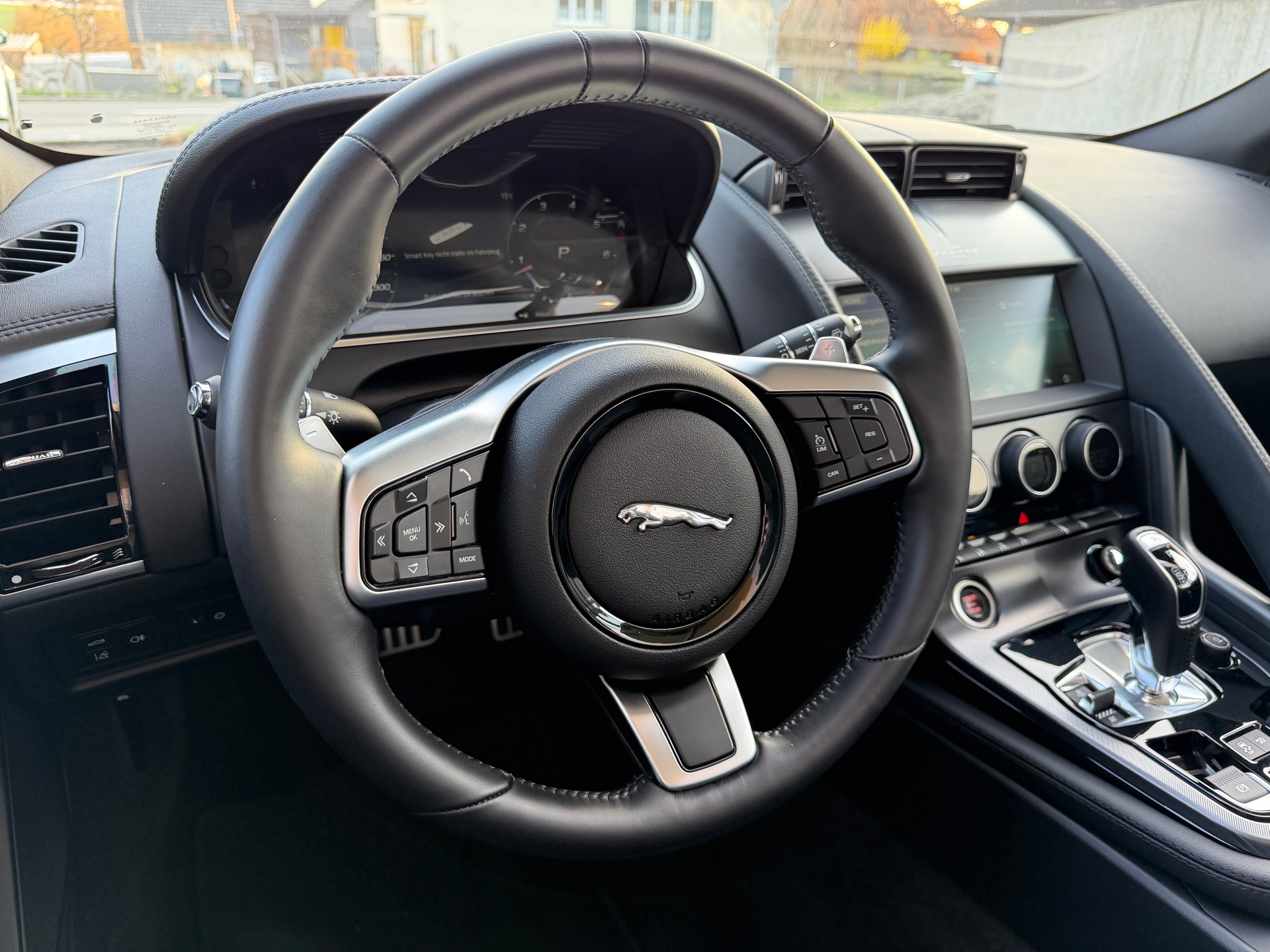 JAGUAR F-Type Convertible 2.0 I4 R-Dynamic Automatik-image-14