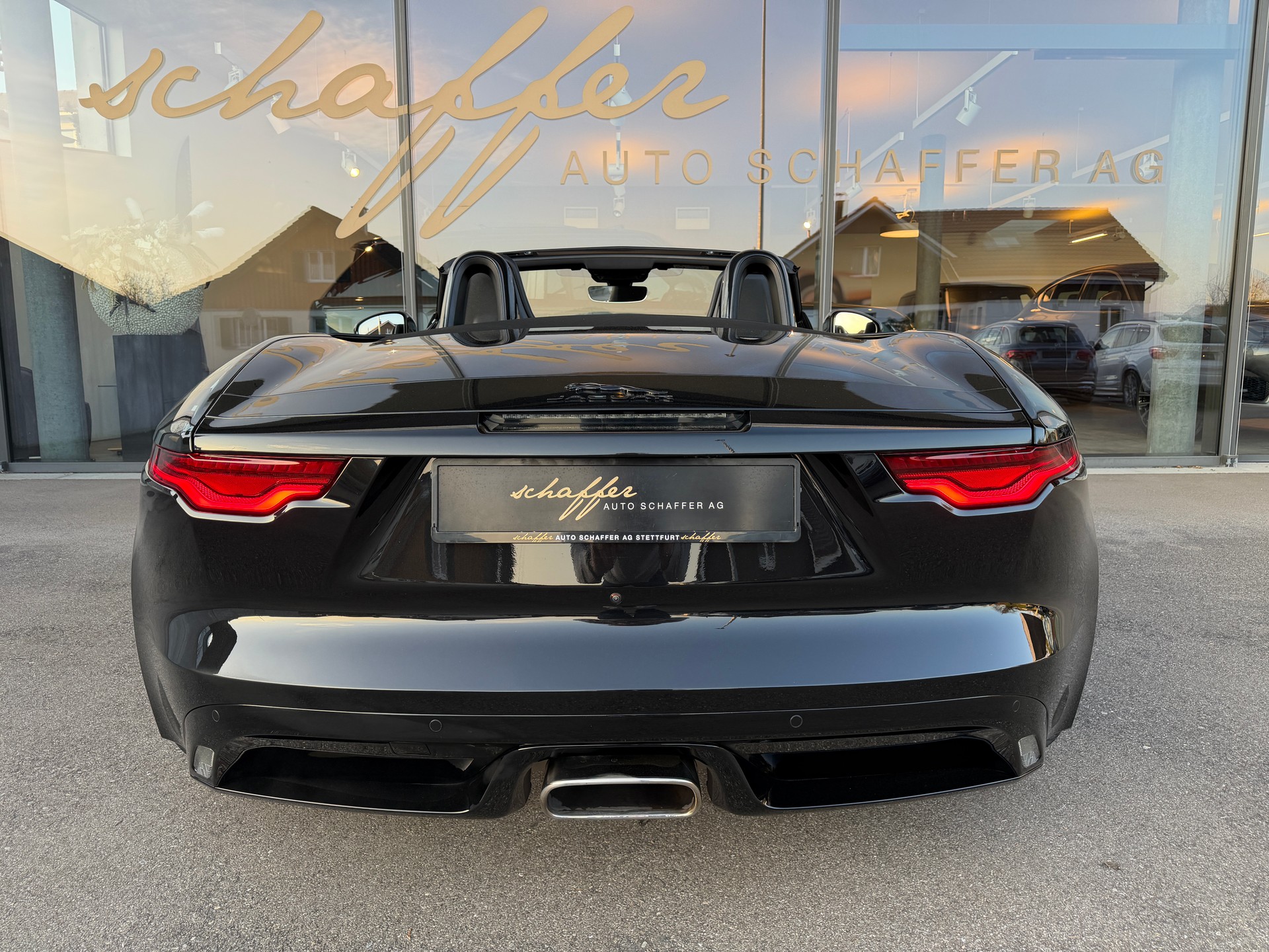 JAGUAR F-Type Convertible 2.0 I4 R-Dynamic Automatik-image-8