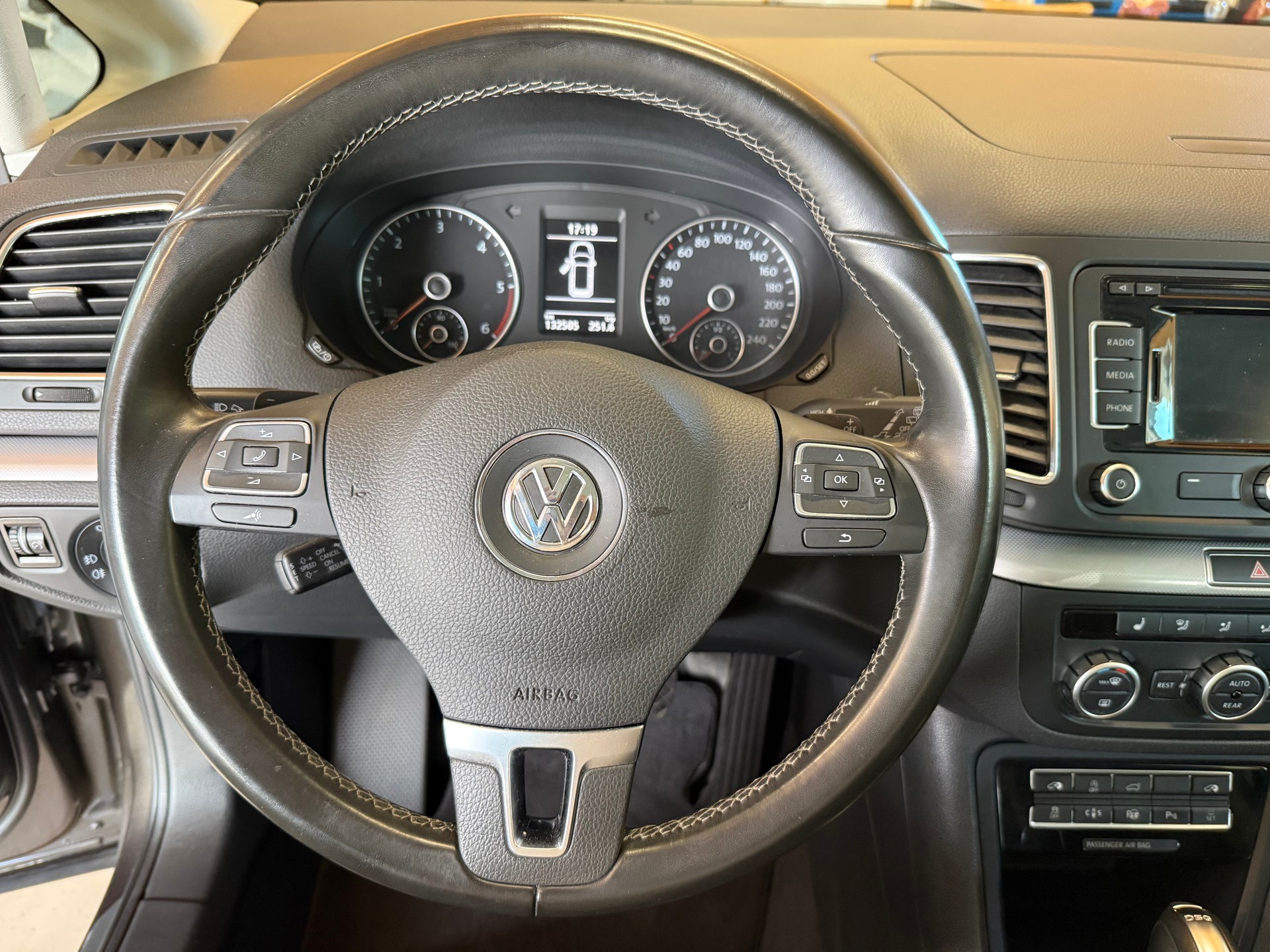 VW Sharan 2.0 TDI BMT Comfortline DSG-image-9