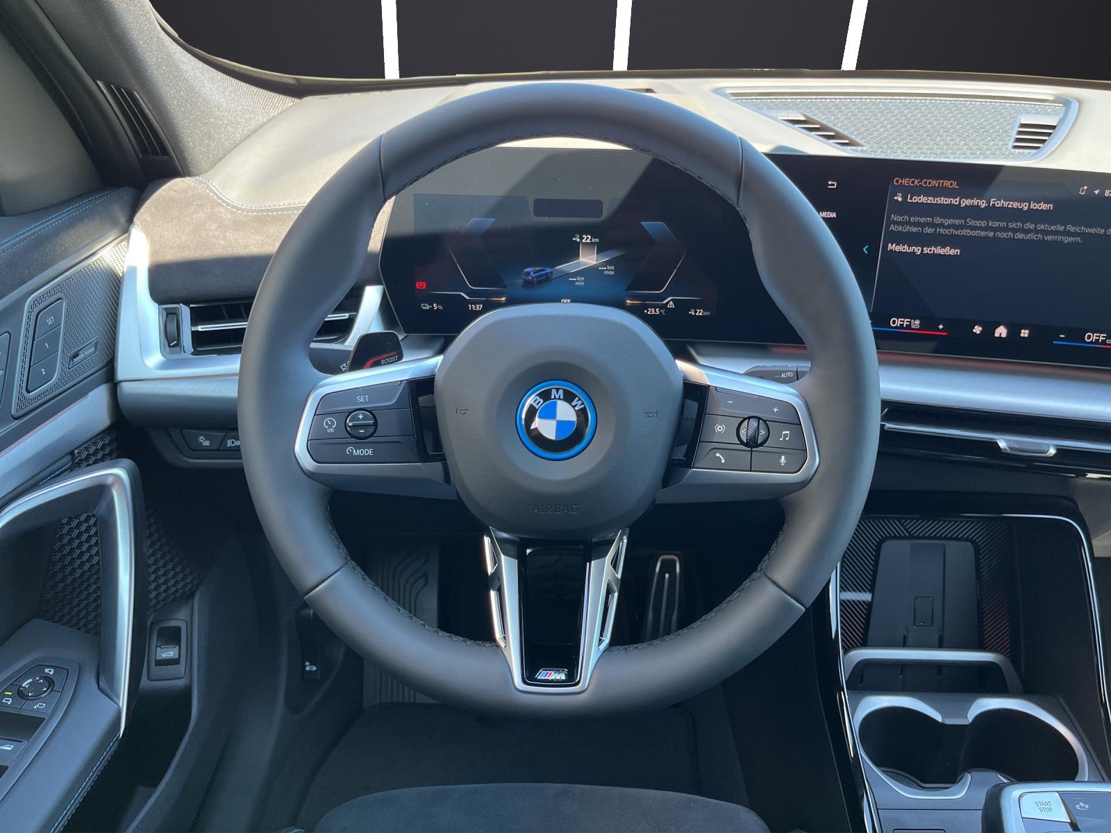 BMW iX1 30 xDrive-image-5